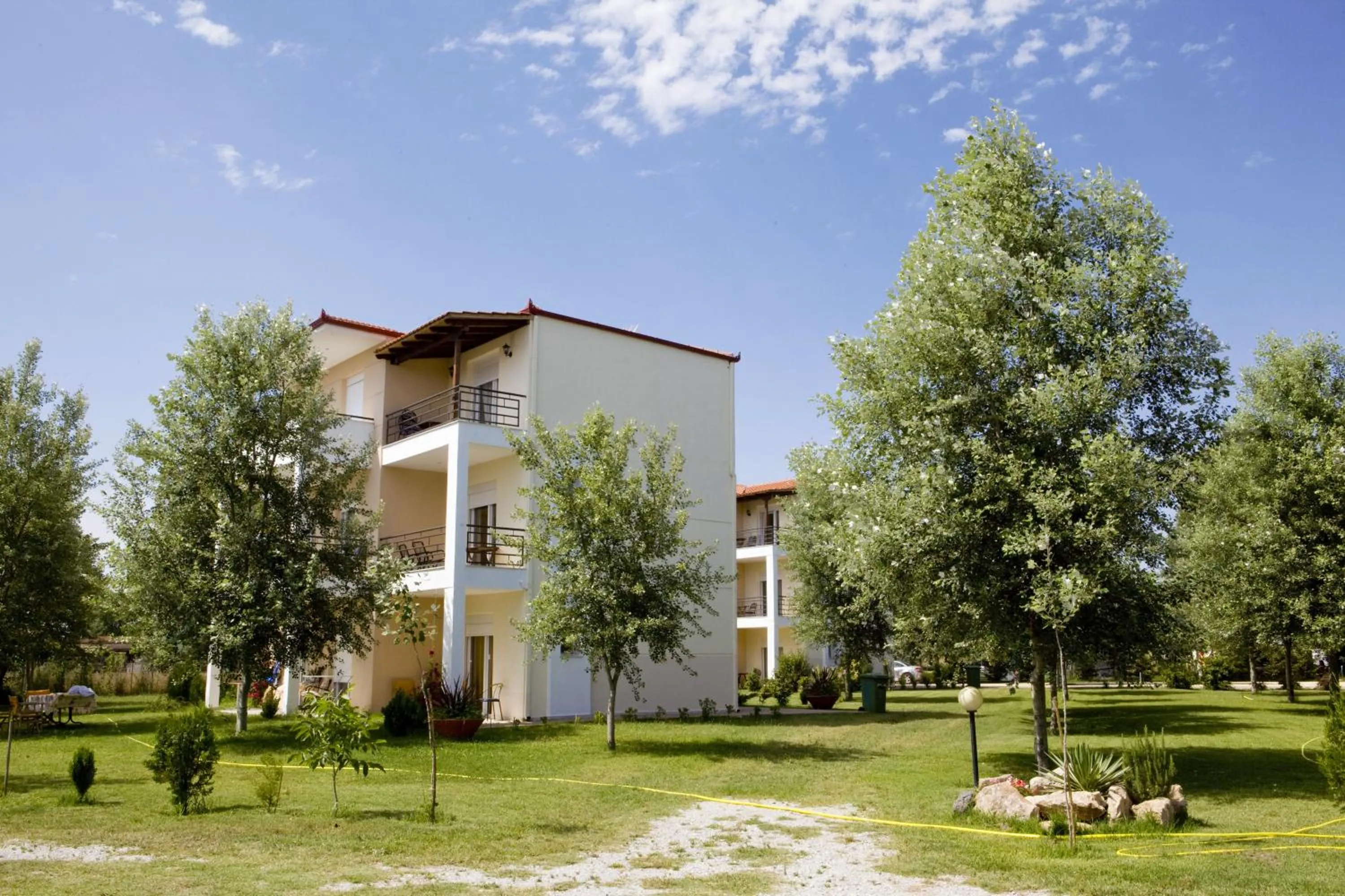 Property building in Akti Retzika