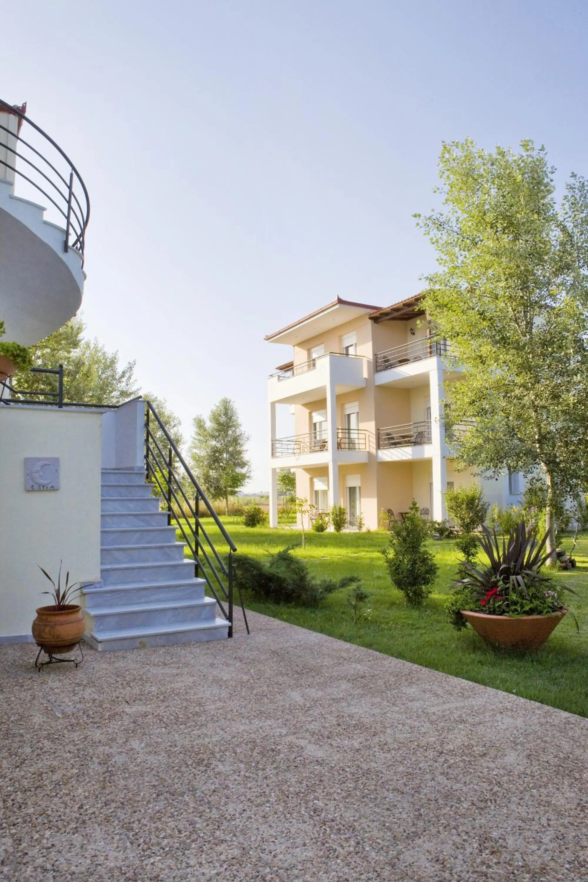 Property building in Akti Retzika