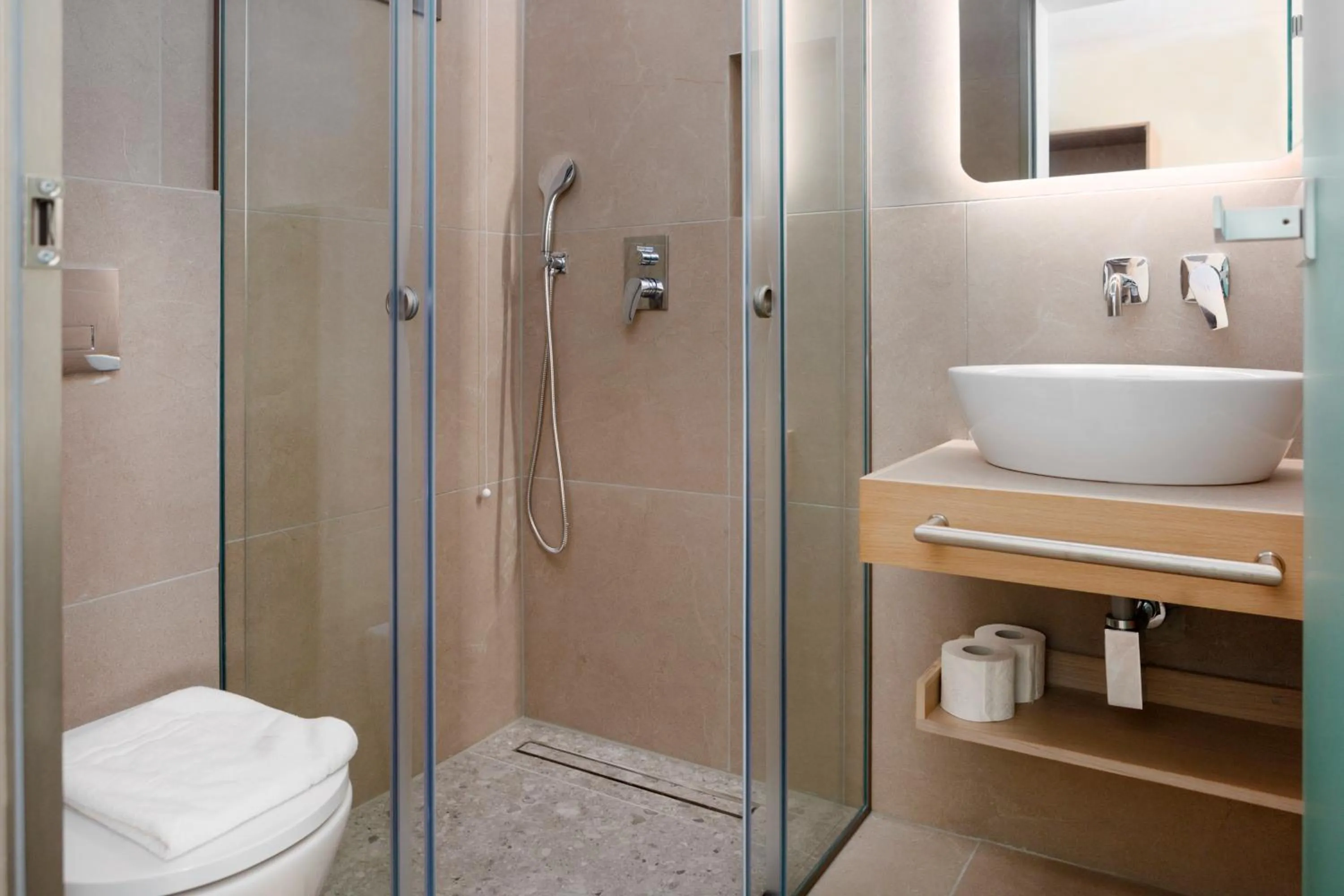 Shower in Akti Retzika