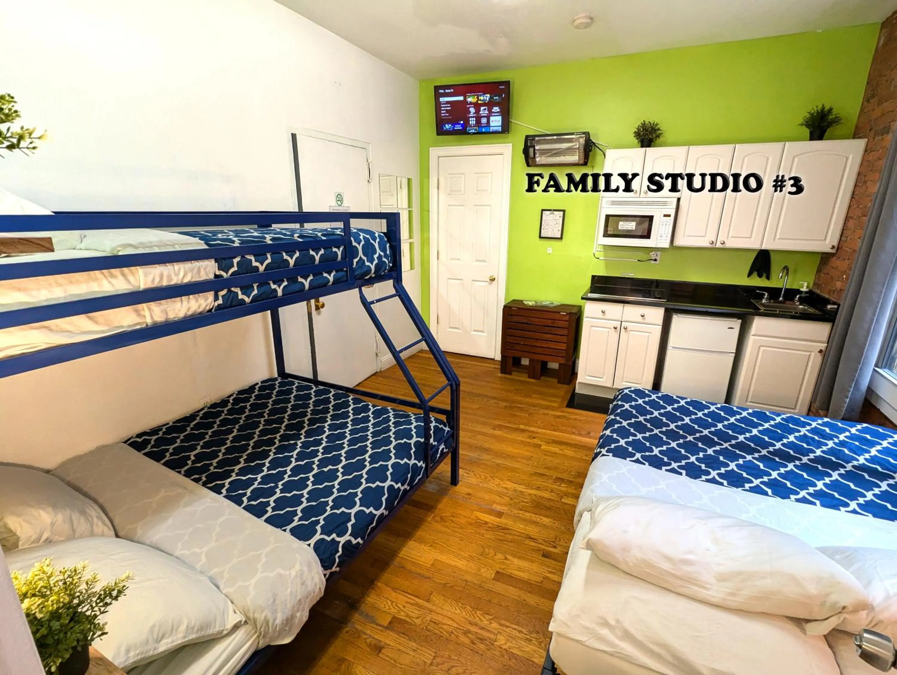 TV and multimedia, Bed in NYC Empire Apartments