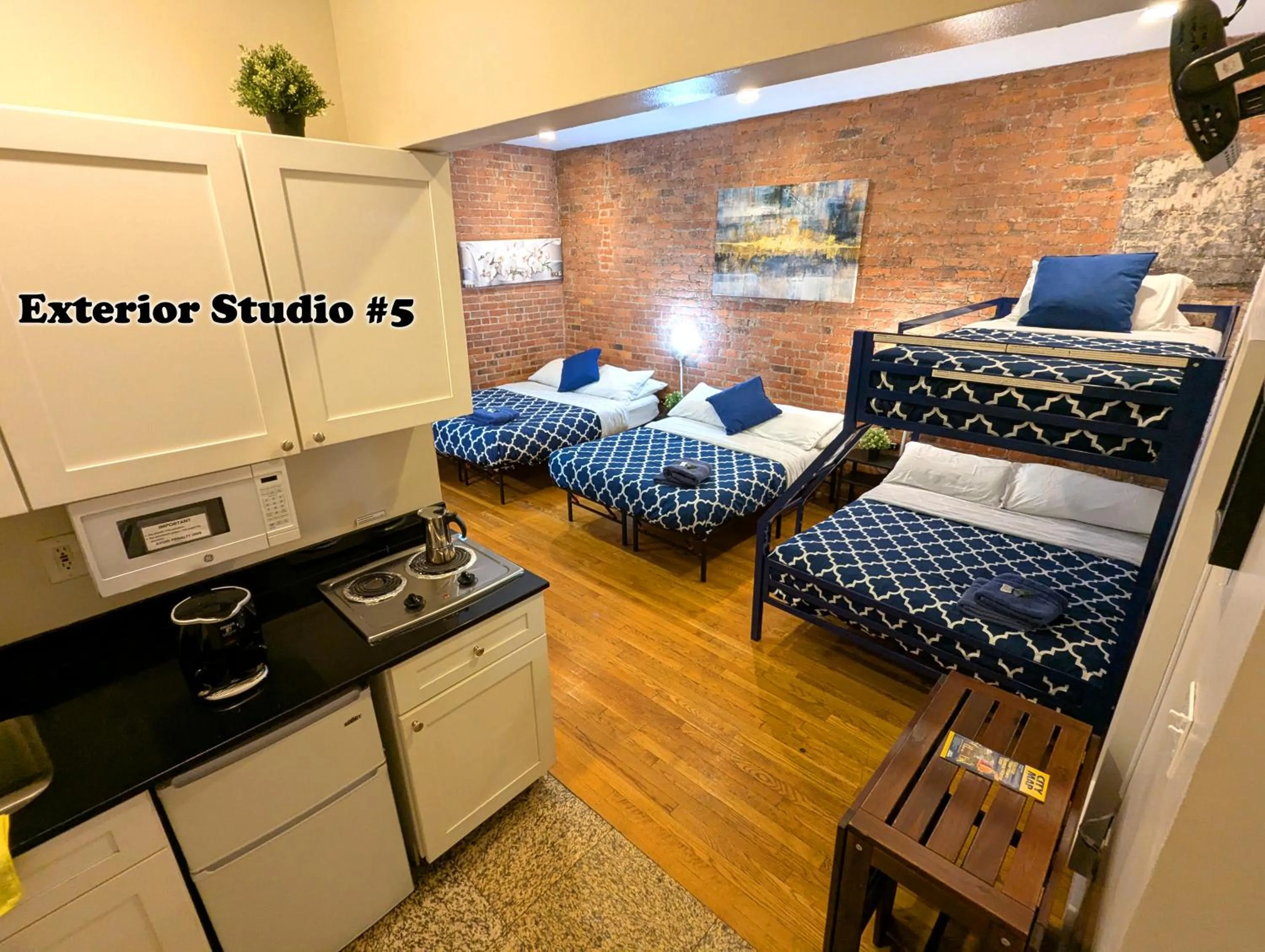 Kitchen or kitchenette, Bed in NYC Empire Apartments