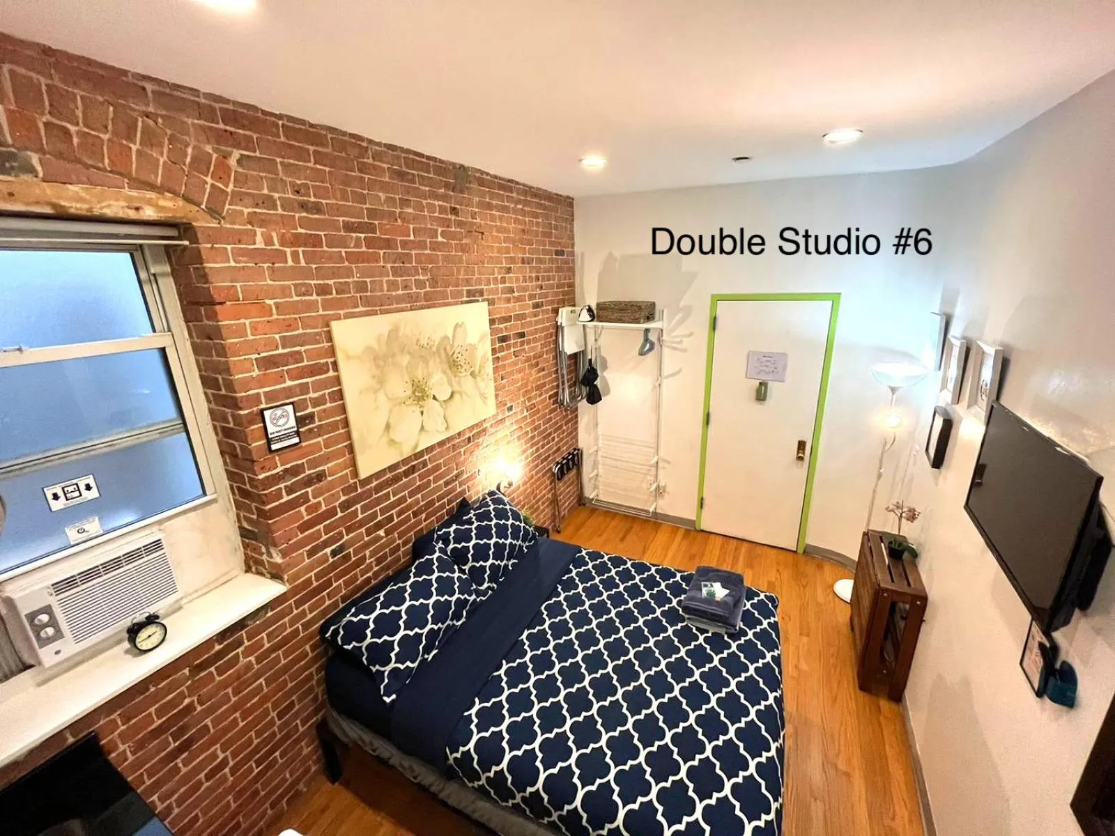 Bedroom, Bed in NYC Empire Apartments