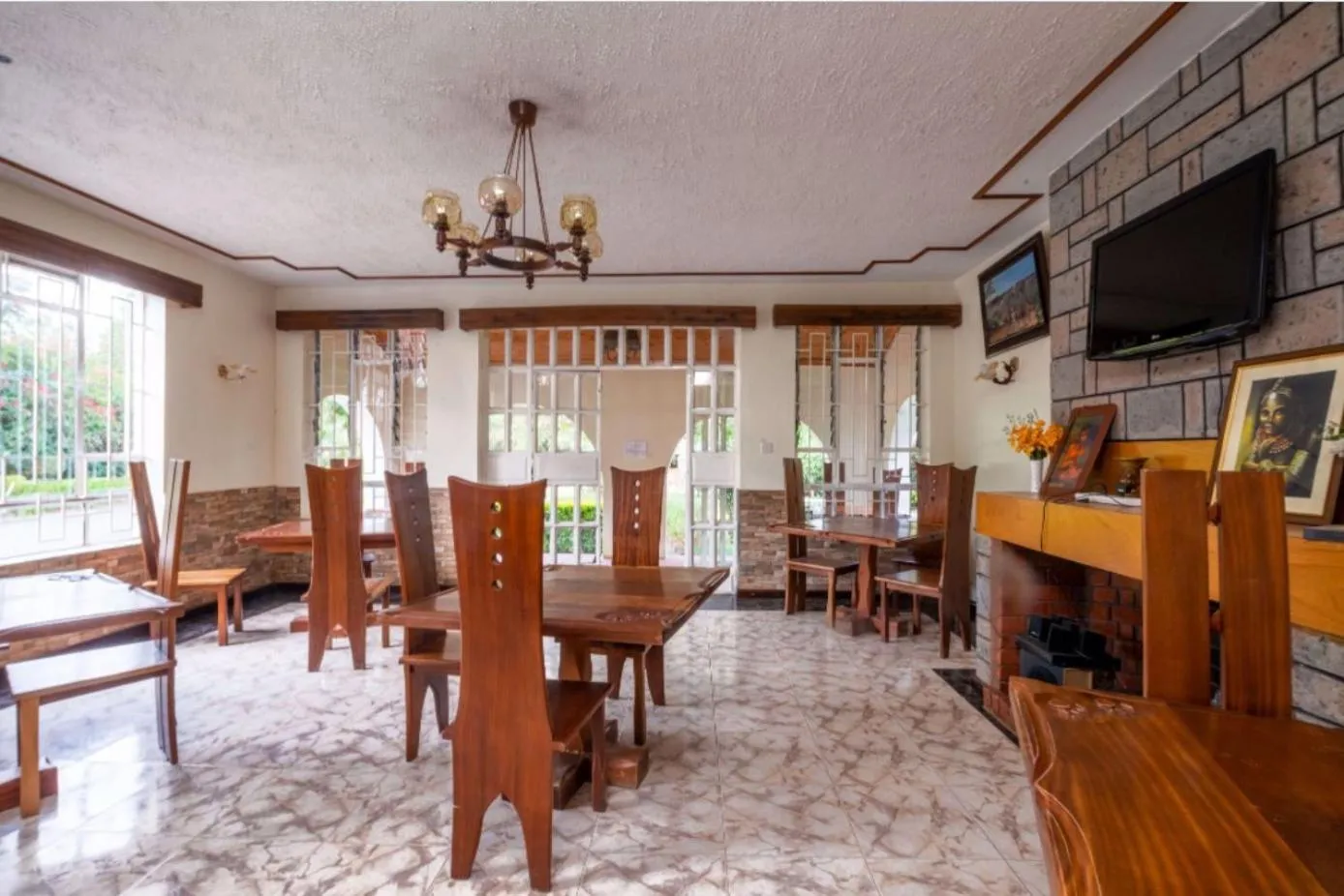 Restaurant/places to eat in Hotel Troy