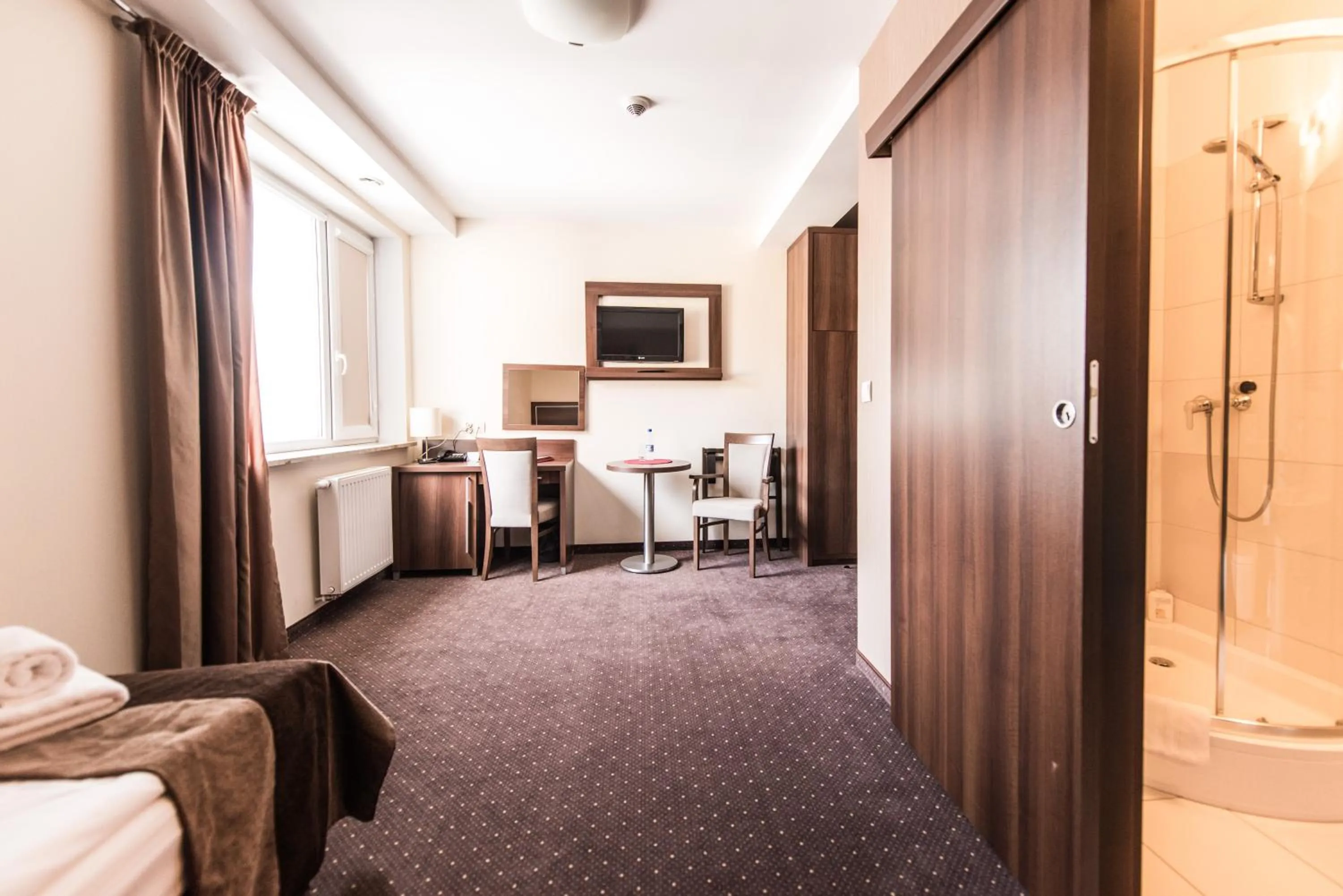 Photo of the whole room, Bed in Hotel Austeria Conference & Spa