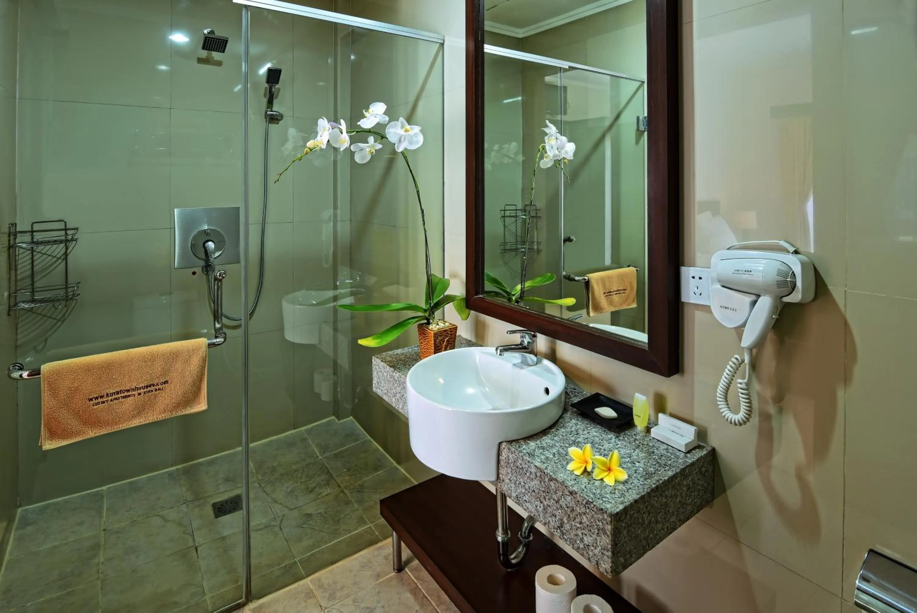 Bathroom in Kuta Town House Apartments