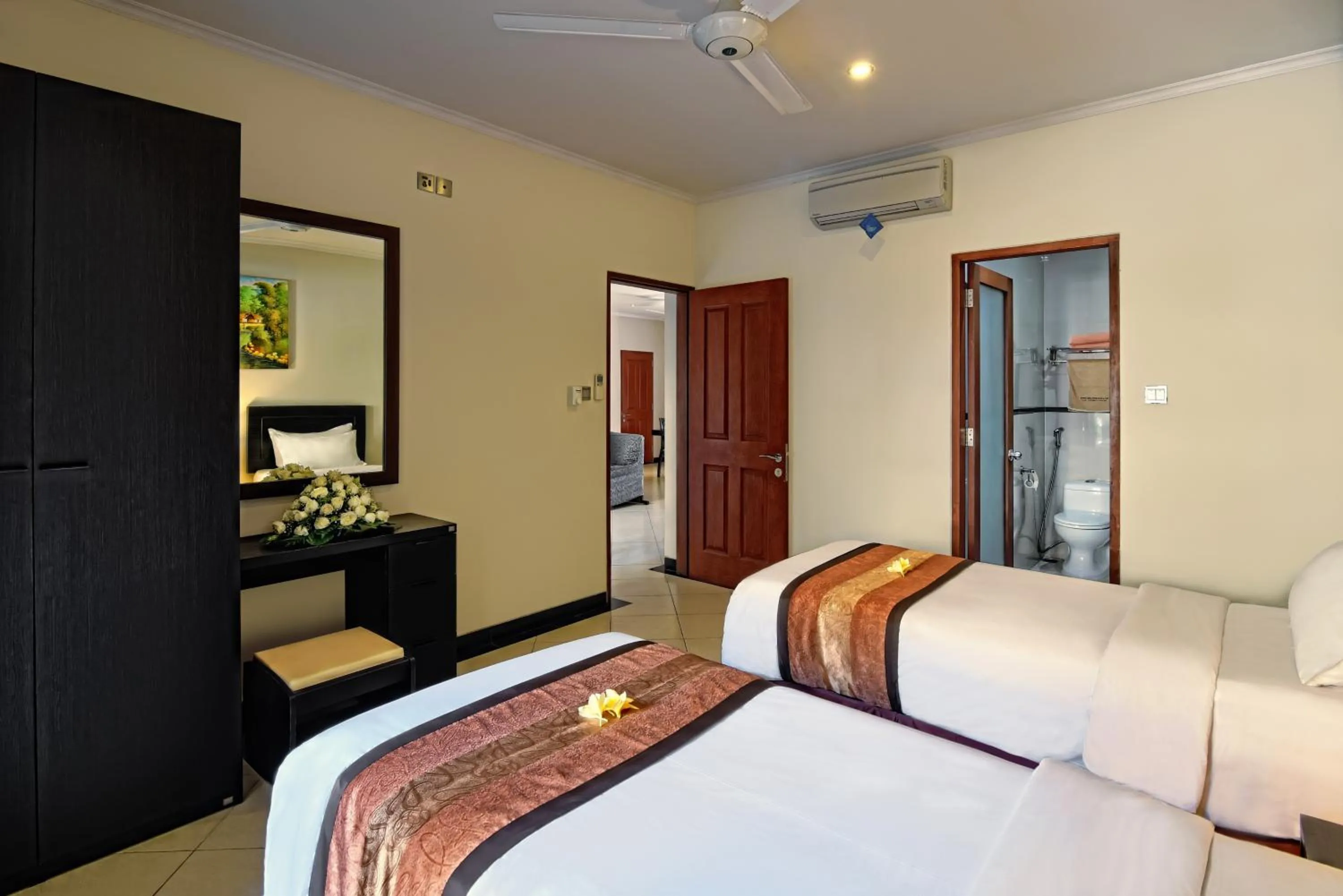 Bathroom, Bed in Kuta Town House Apartments