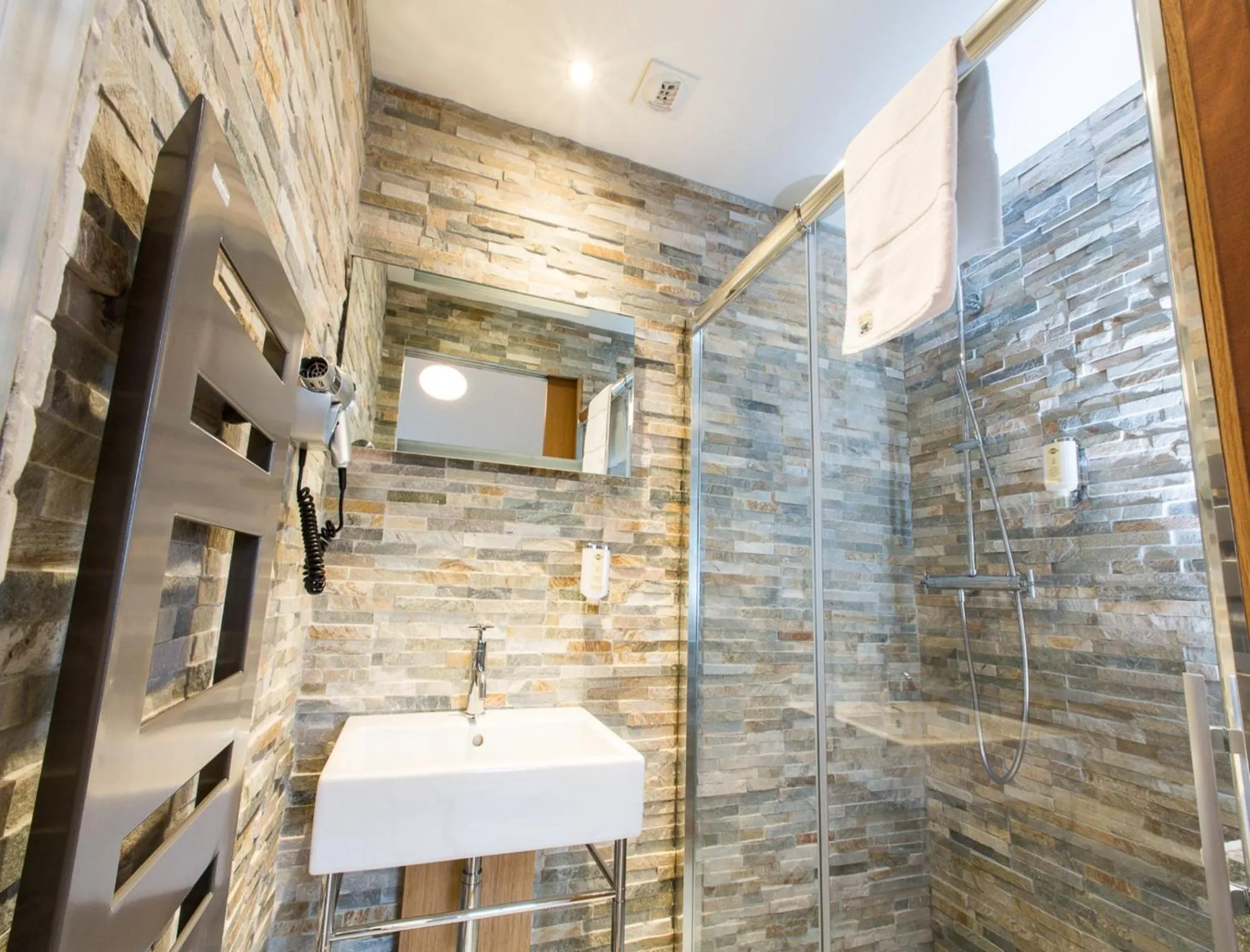 Bathroom in Hôtel Spa Marotte