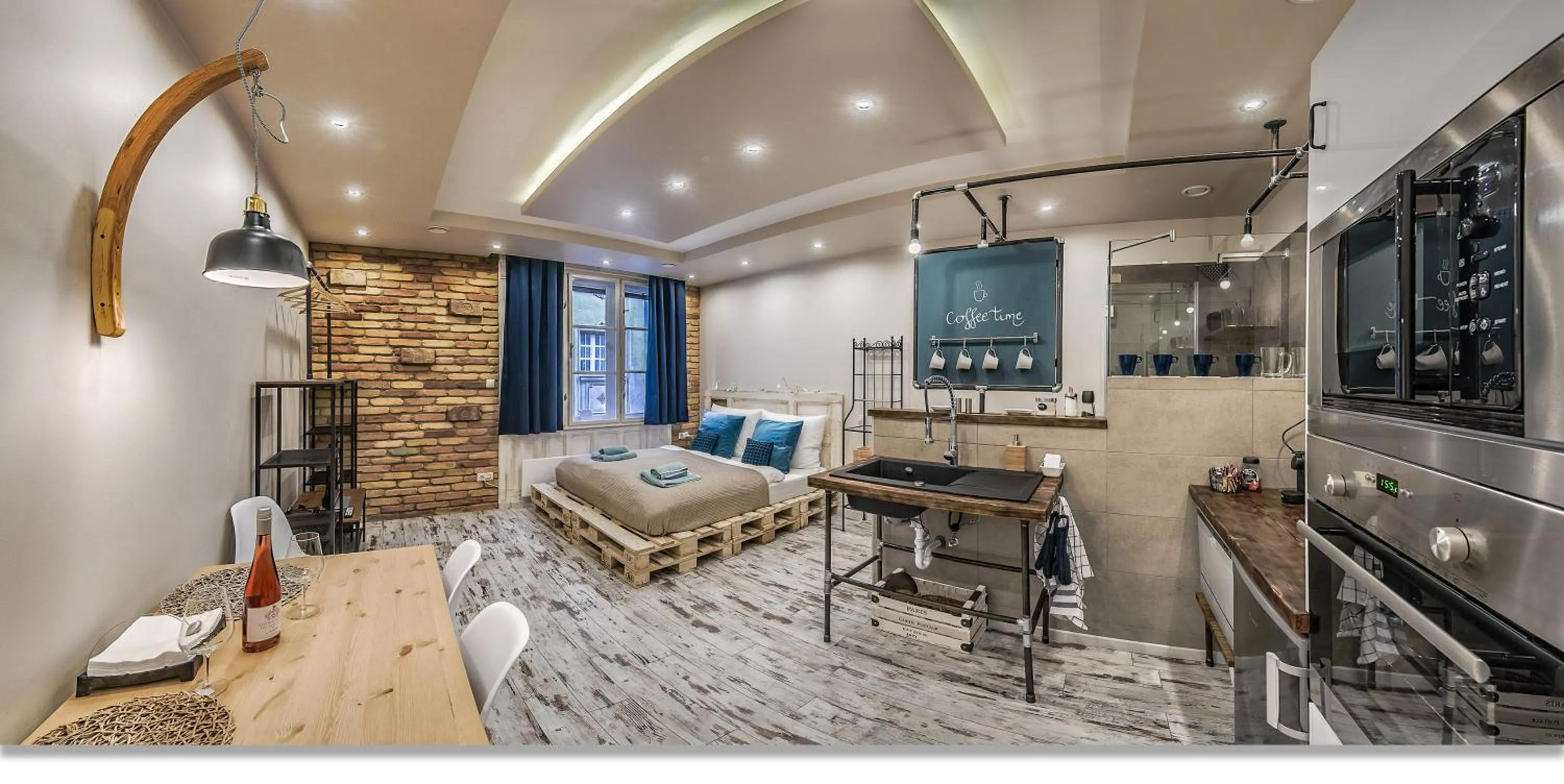 Photo of the whole room in Downtown Boutique Suite