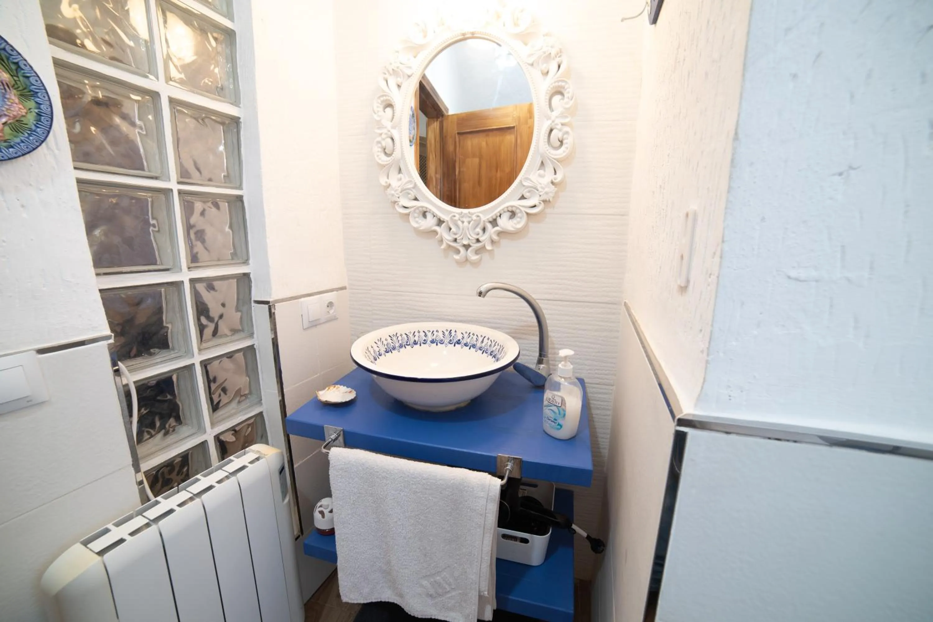 Shower in Cuevas Cortijo Gachas