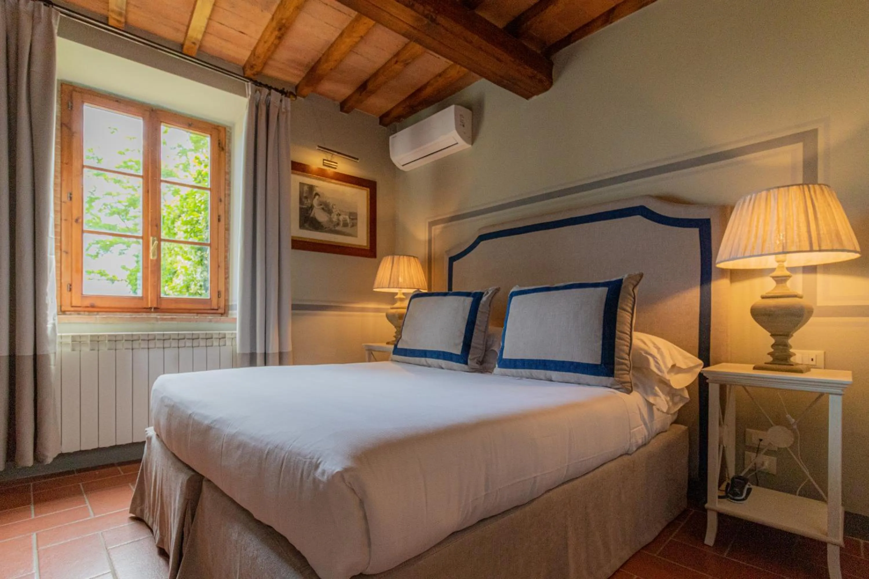 Photo of the whole room, Bed in Relais Villa Olmo - Place of Charme