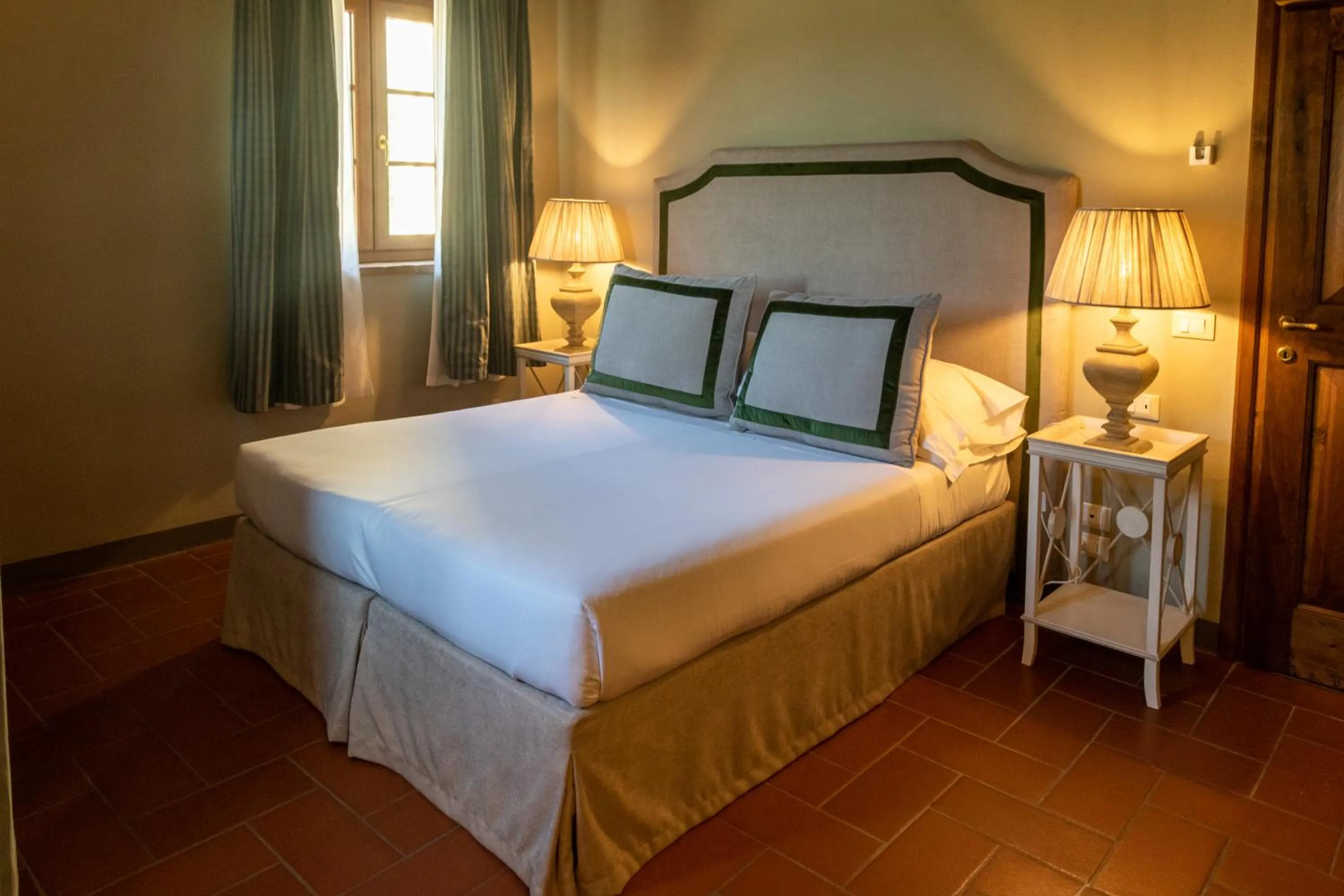 Bedroom, Bed in Relais Villa Olmo - Place of Charme