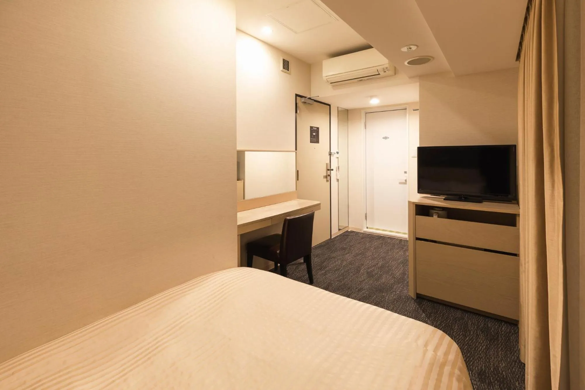 Bed in Sotetsu Fresa Inn Shimbashi Hibiyaguchi