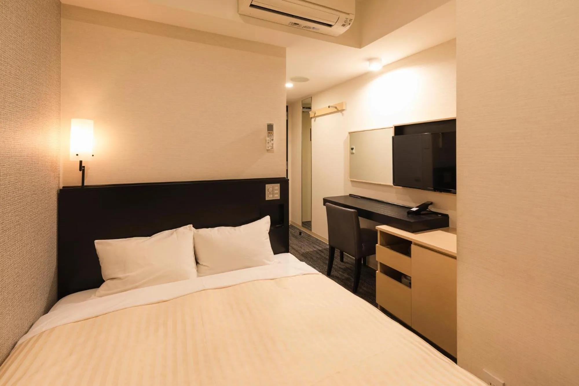 Bed in Sotetsu Fresa Inn Shimbashi Hibiyaguchi