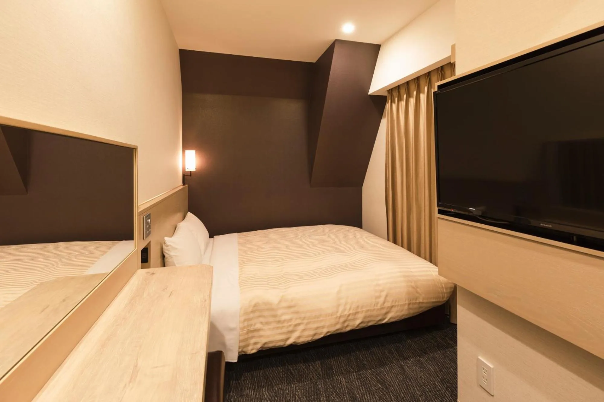 Bed in Sotetsu Fresa Inn Shimbashi Hibiyaguchi