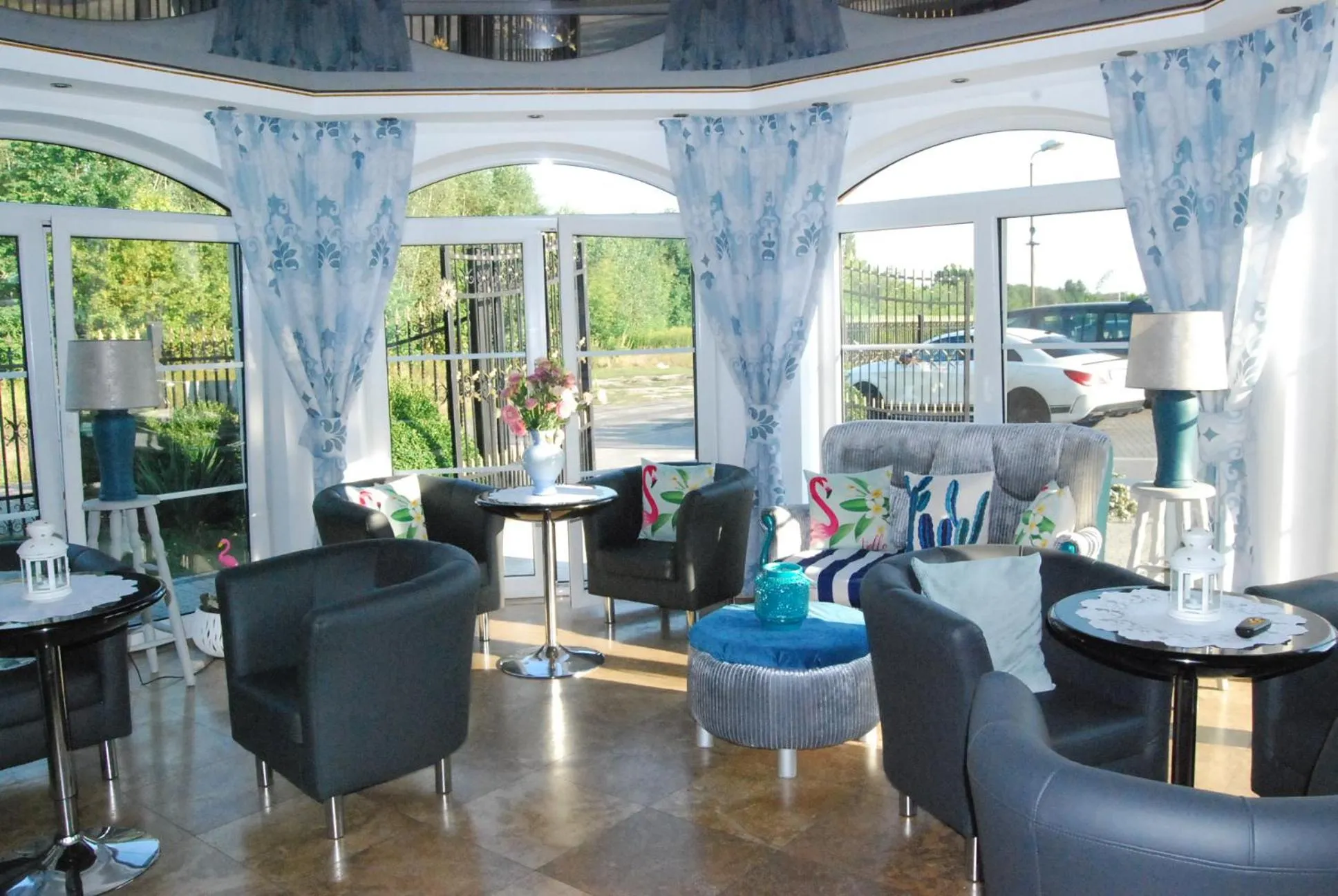 Restaurant/places to eat in Amigo Hotel