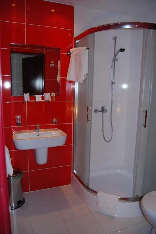 Bathroom in Amigo Hotel