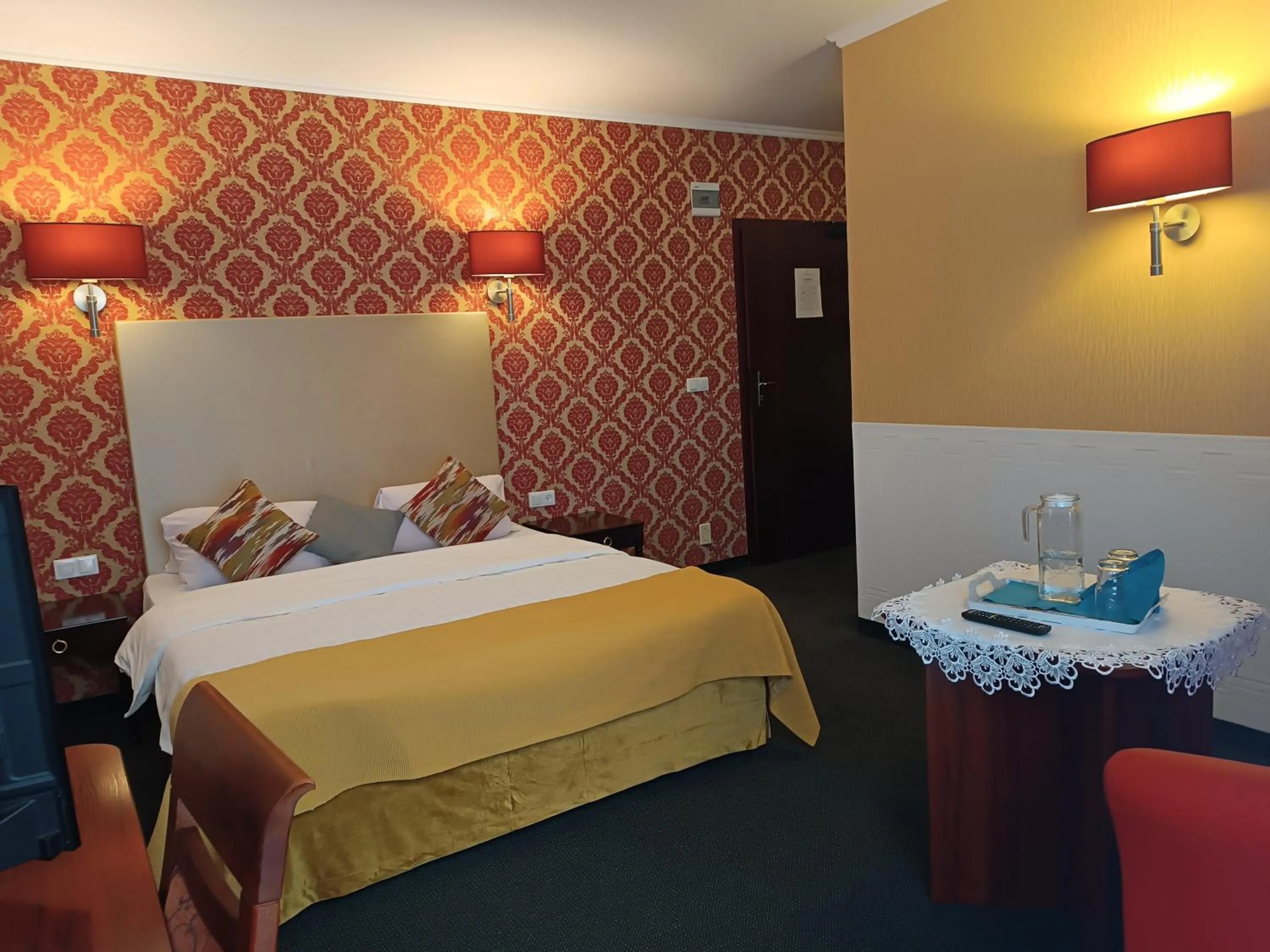 Property building, Bed in Amigo Hotel