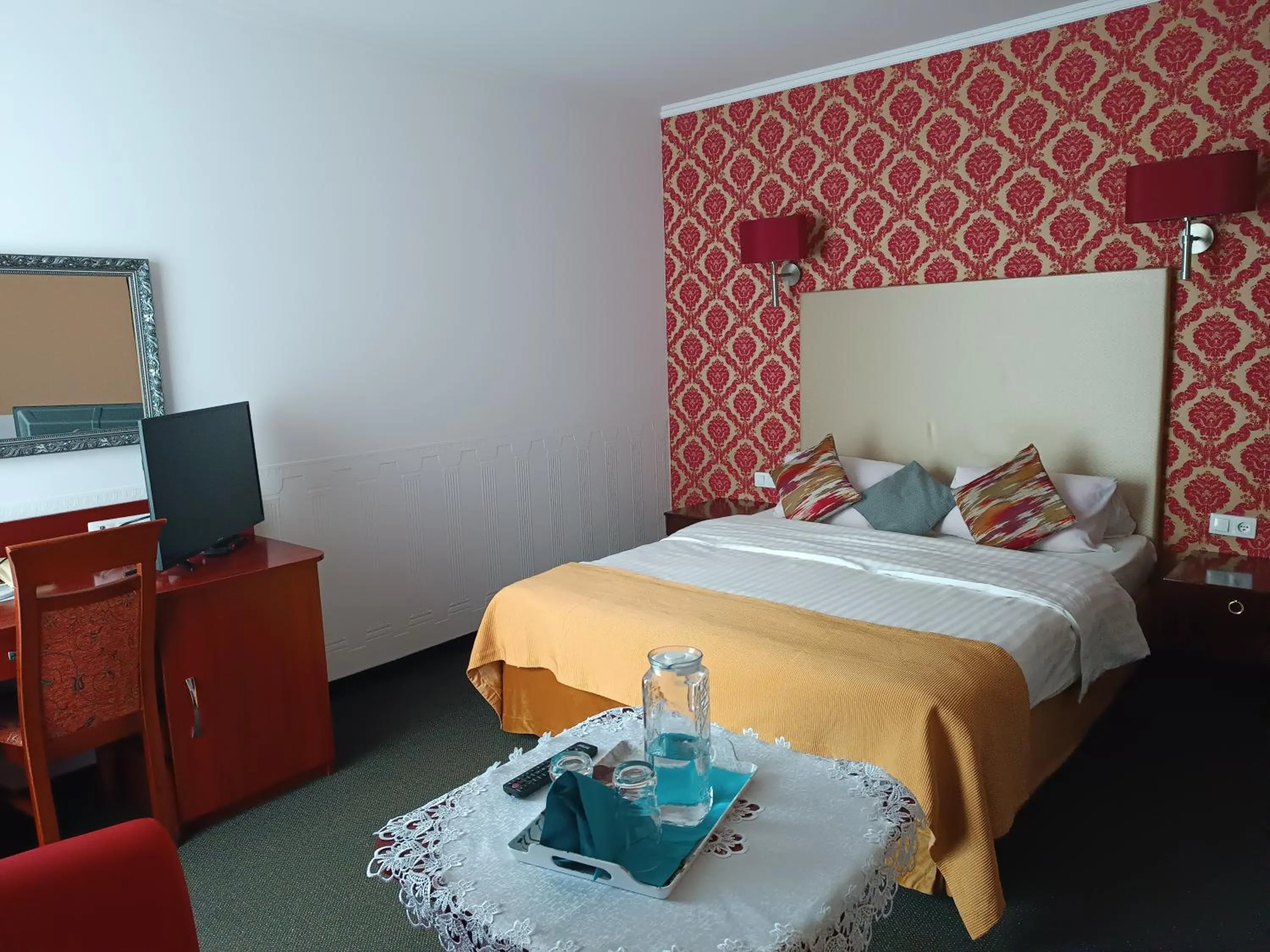 Property building, Bed in Amigo Hotel