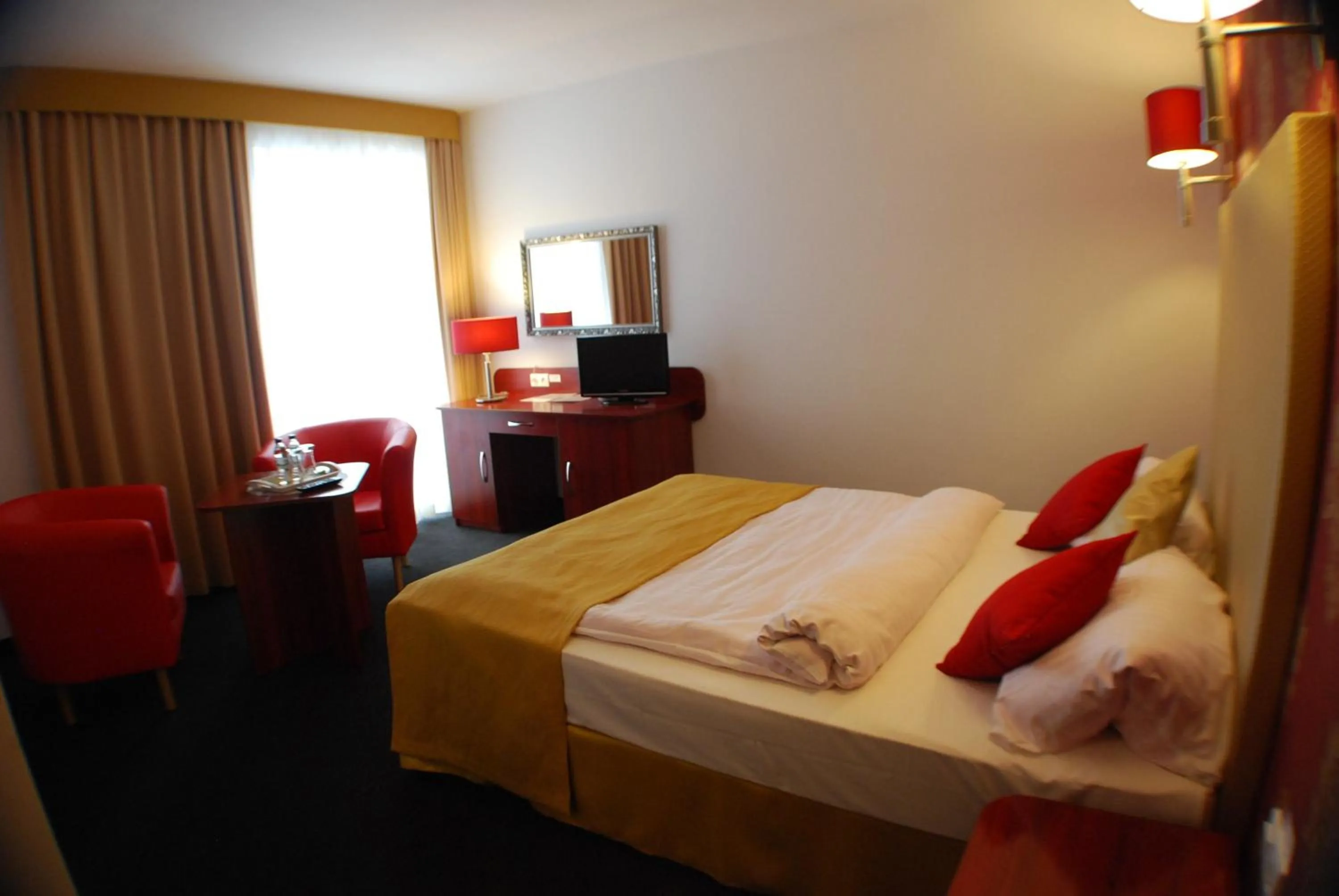 Photo of the whole room, Bed in Amigo Hotel