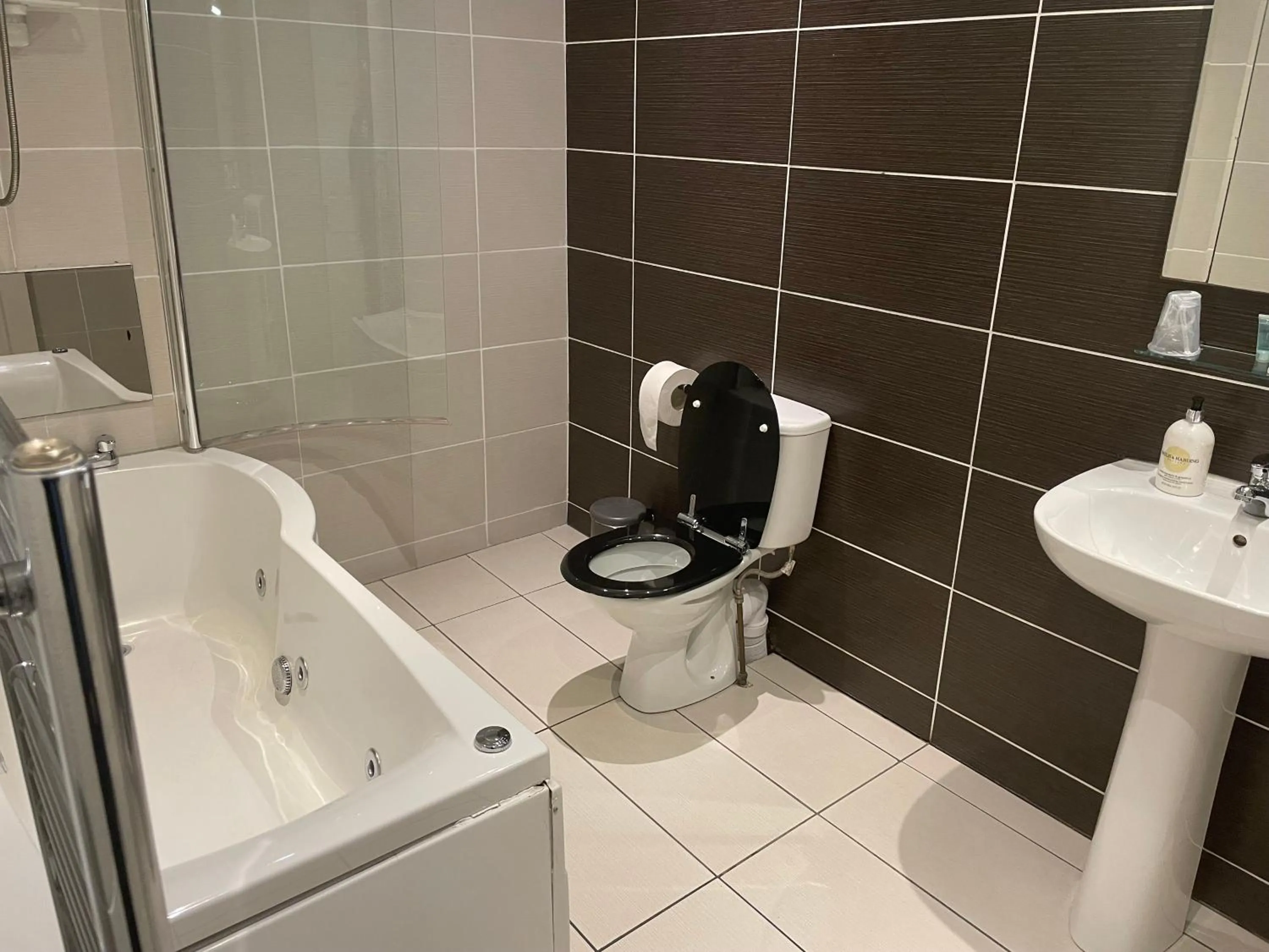 Bathroom in Glazert Country House Hotel