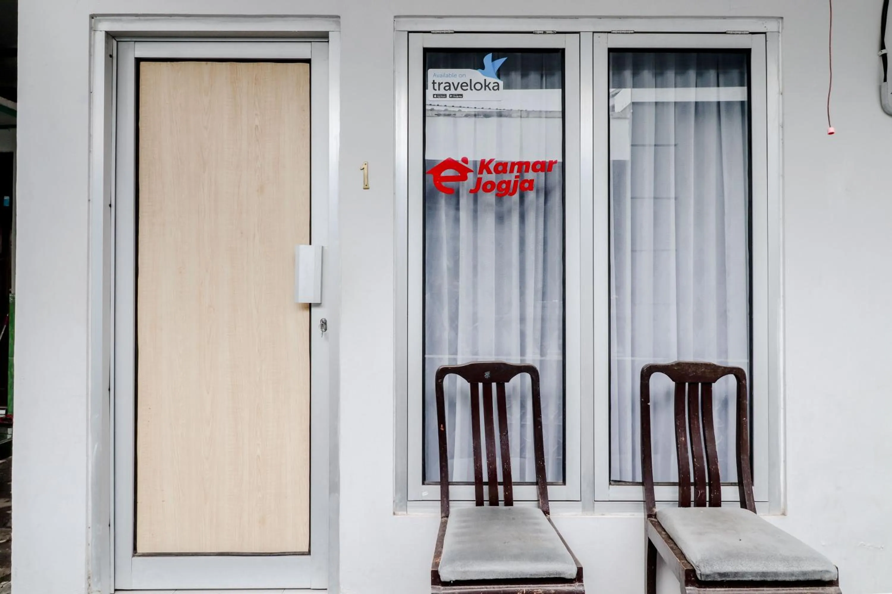 Facade/entrance in E Kamar Jogja