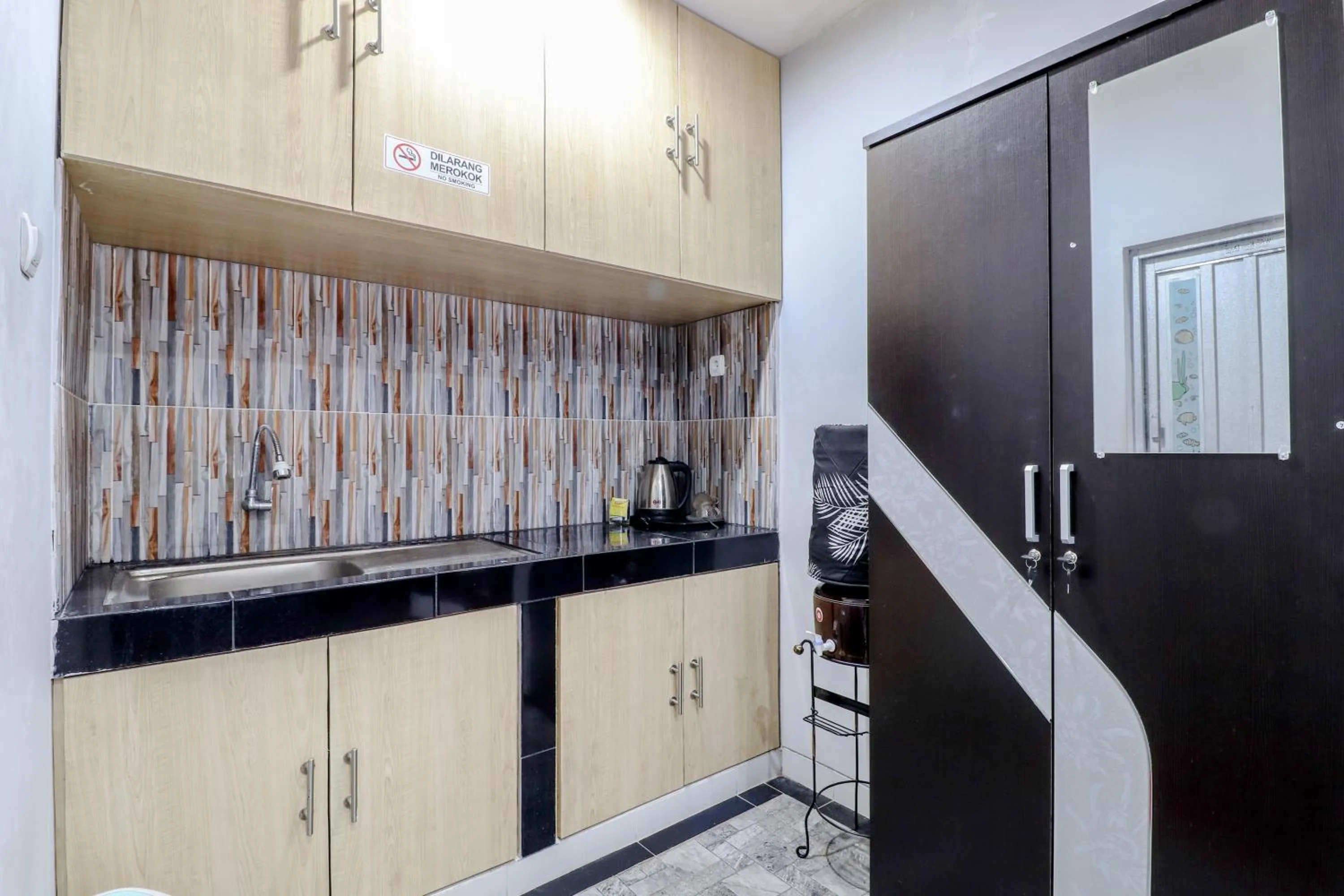 Kitchen or kitchenette in E Kamar Jogja