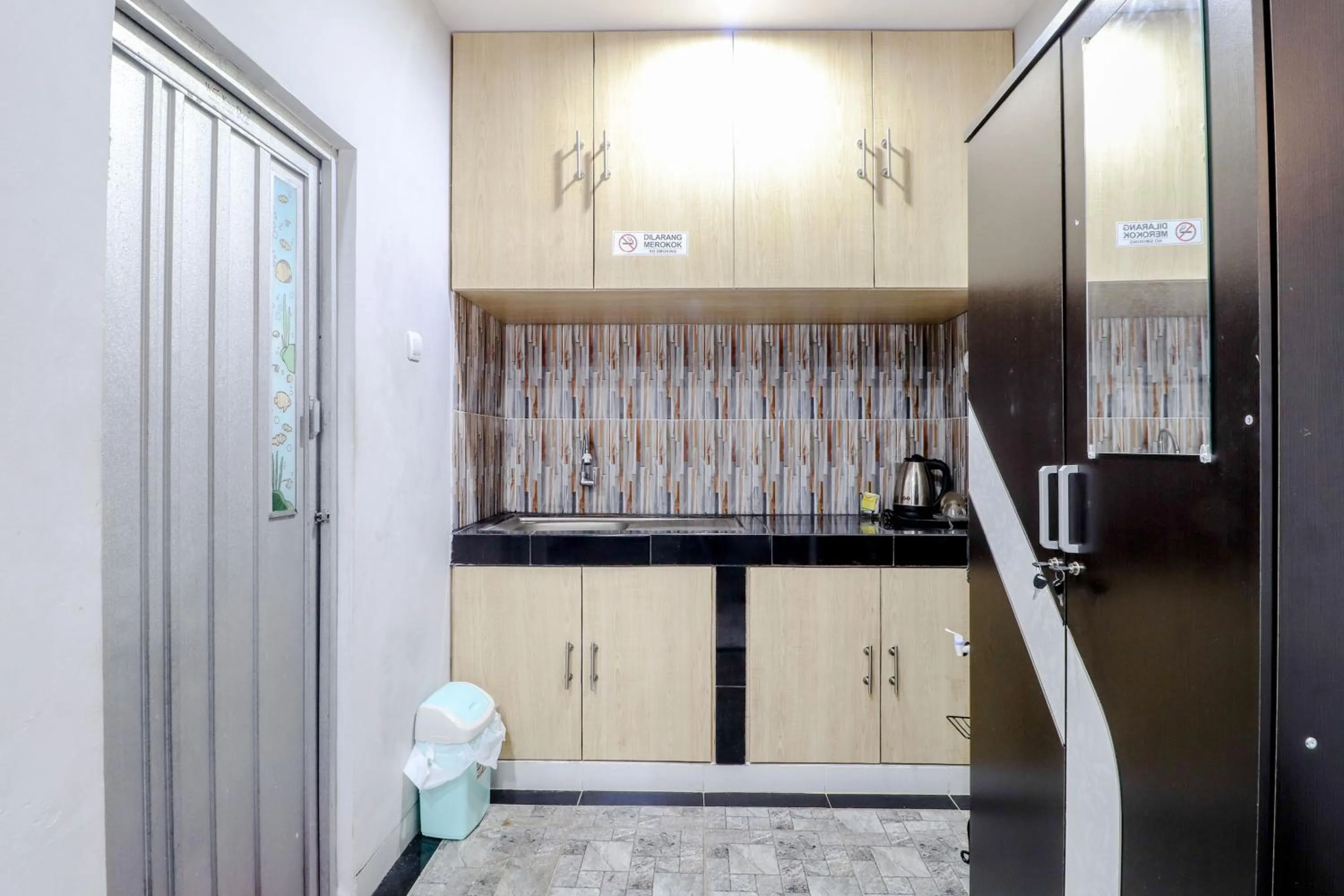 Kitchen or kitchenette in E Kamar Jogja