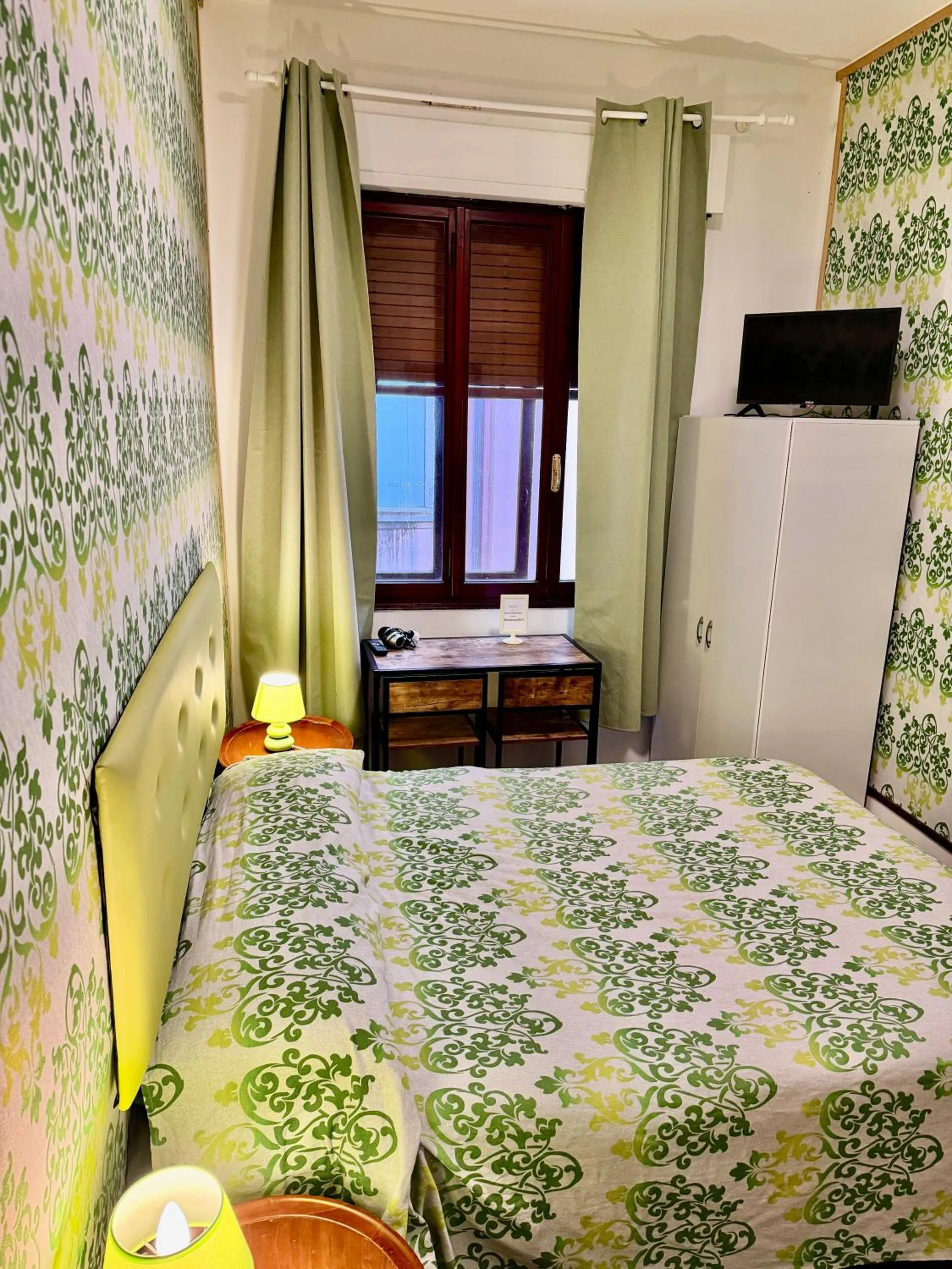 Bedroom, Bed in Venice Rainbow Apartment San Marco