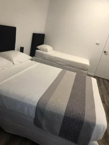 Bedroom, Bed in Escape On Lake