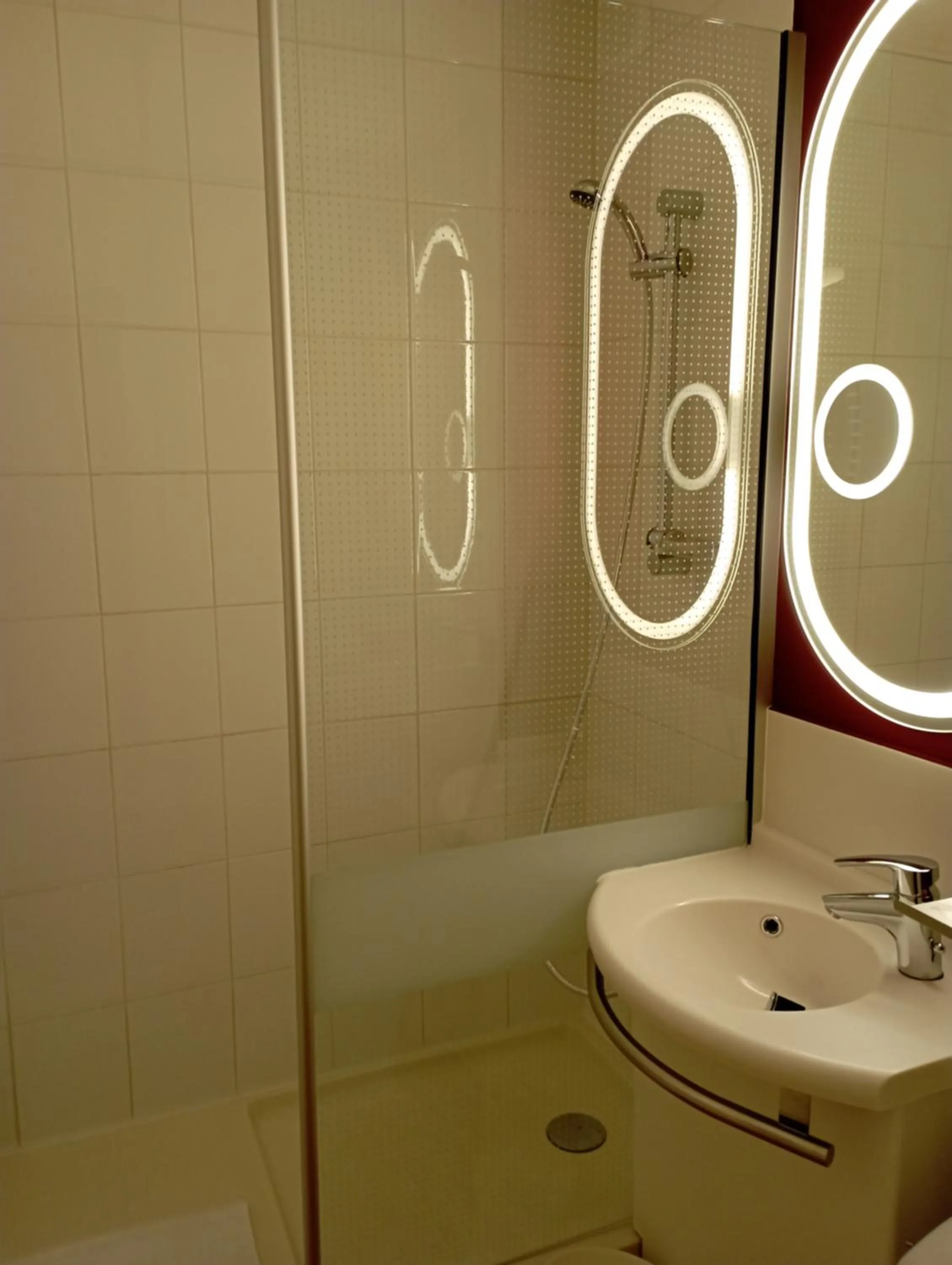 Shower in ibis les Etangs des Moines