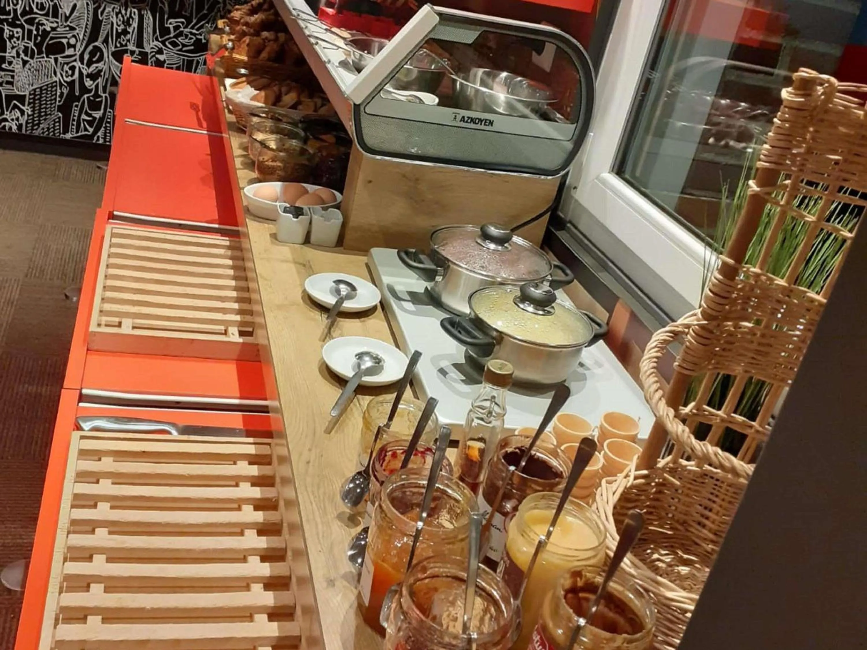 Breakfast in ibis les Etangs des Moines