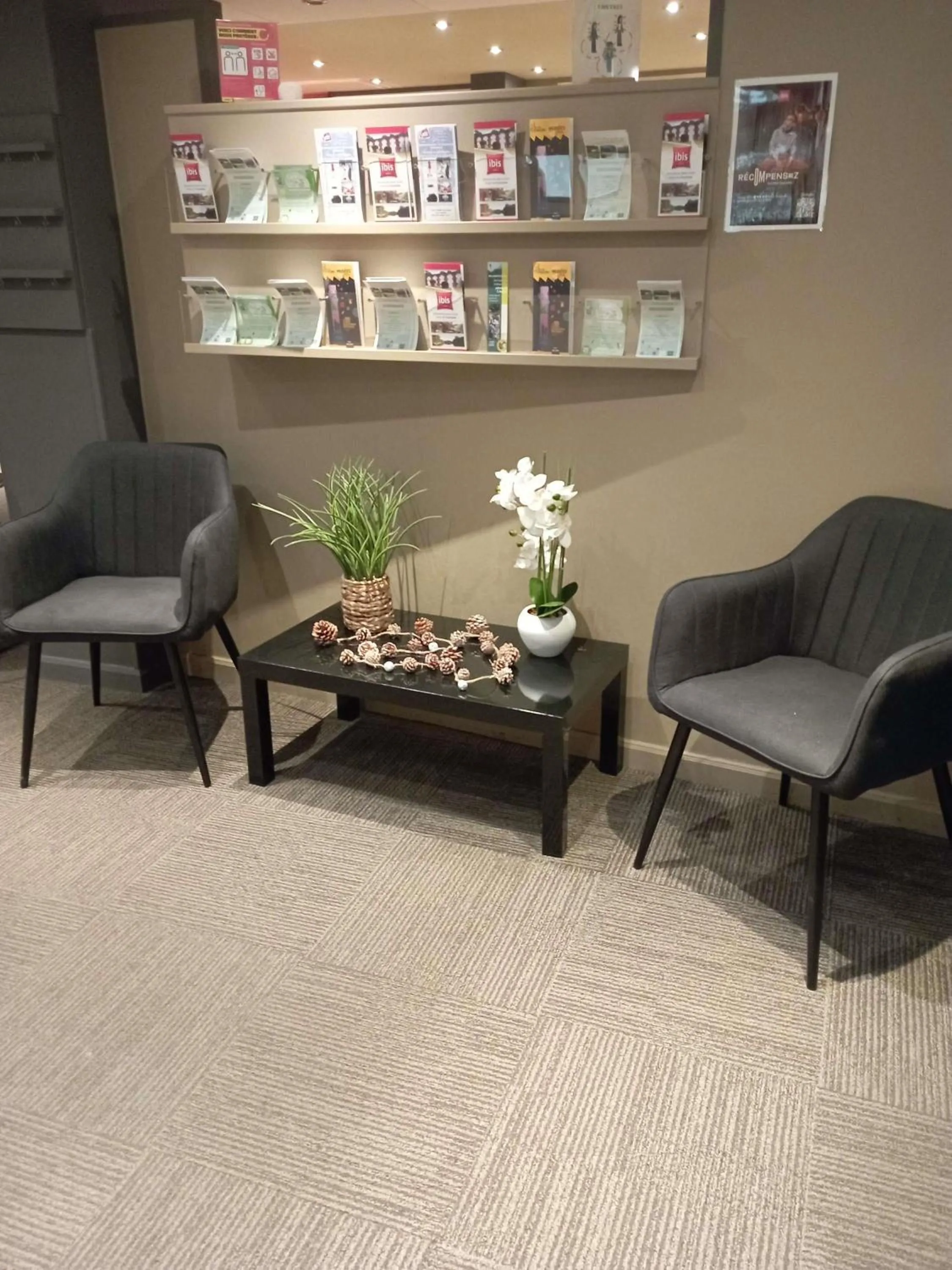 Lounge or bar in ibis les Etangs des Moines