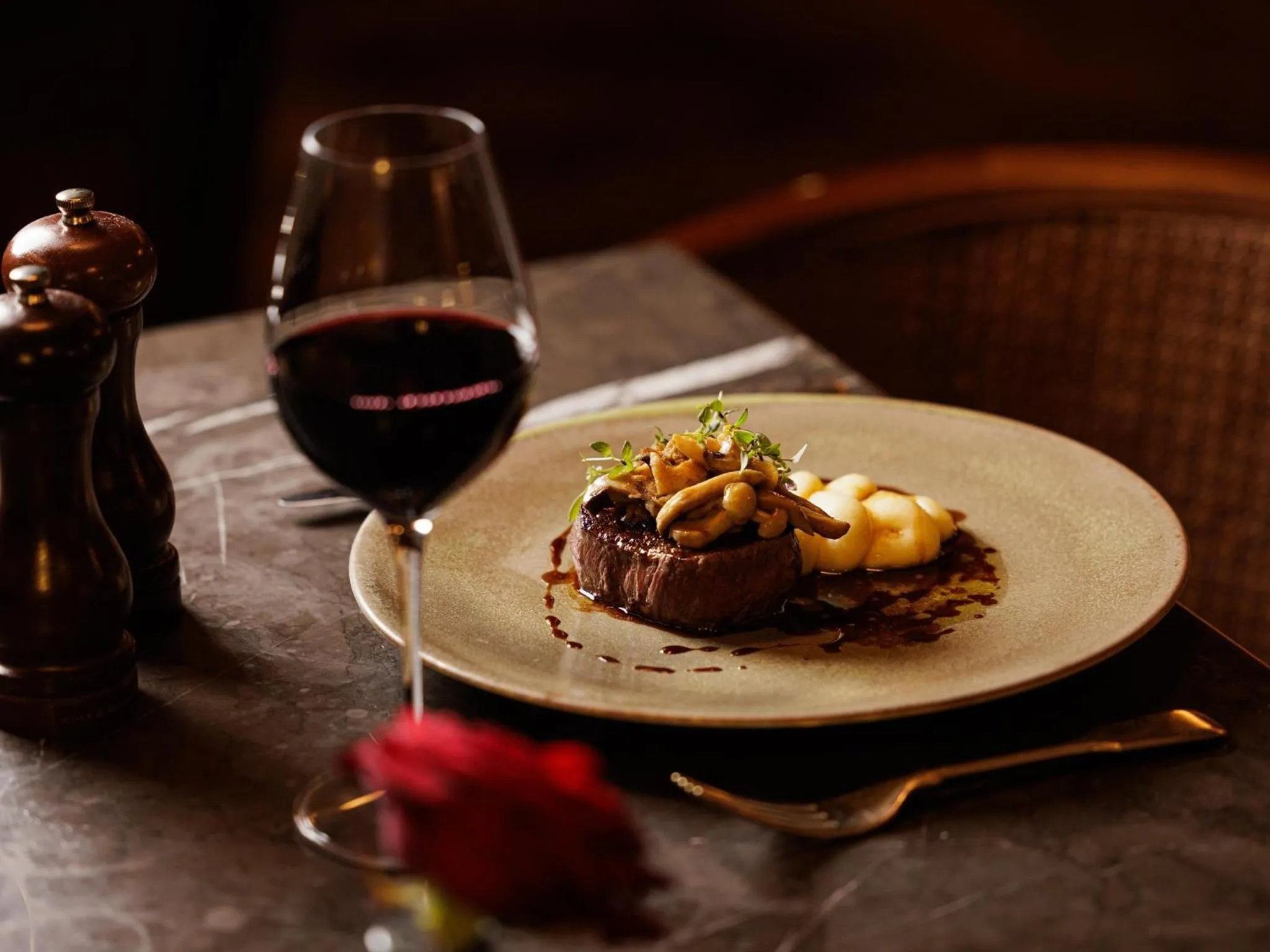 Restaurant/places to eat in Hotel Cafe Royal