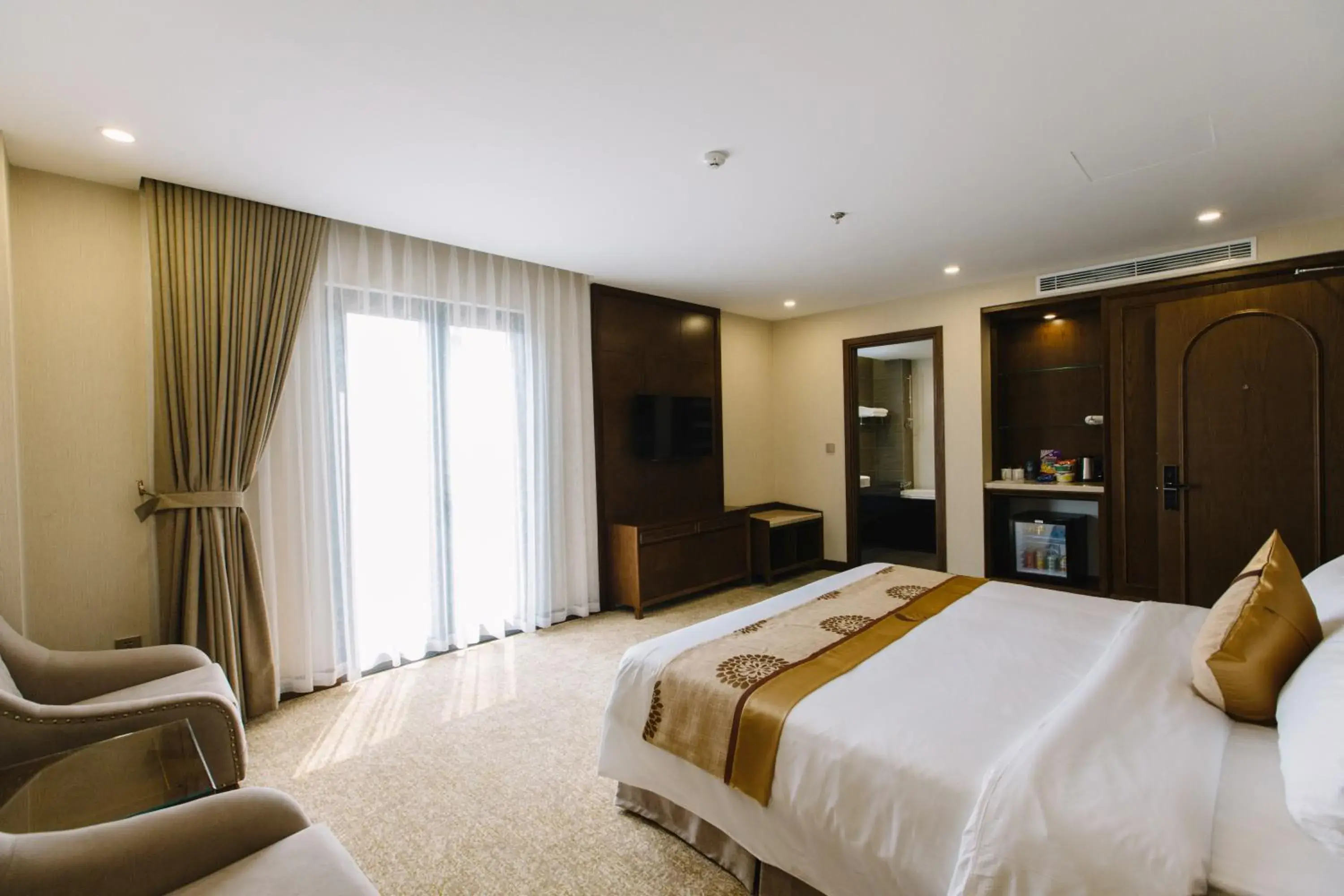 Deluxe Double Room with Bath in Duc Huy Grand Hotel and Spa Deluxe Double Room with Bath in Duc Huy Grand Hotel and Spa