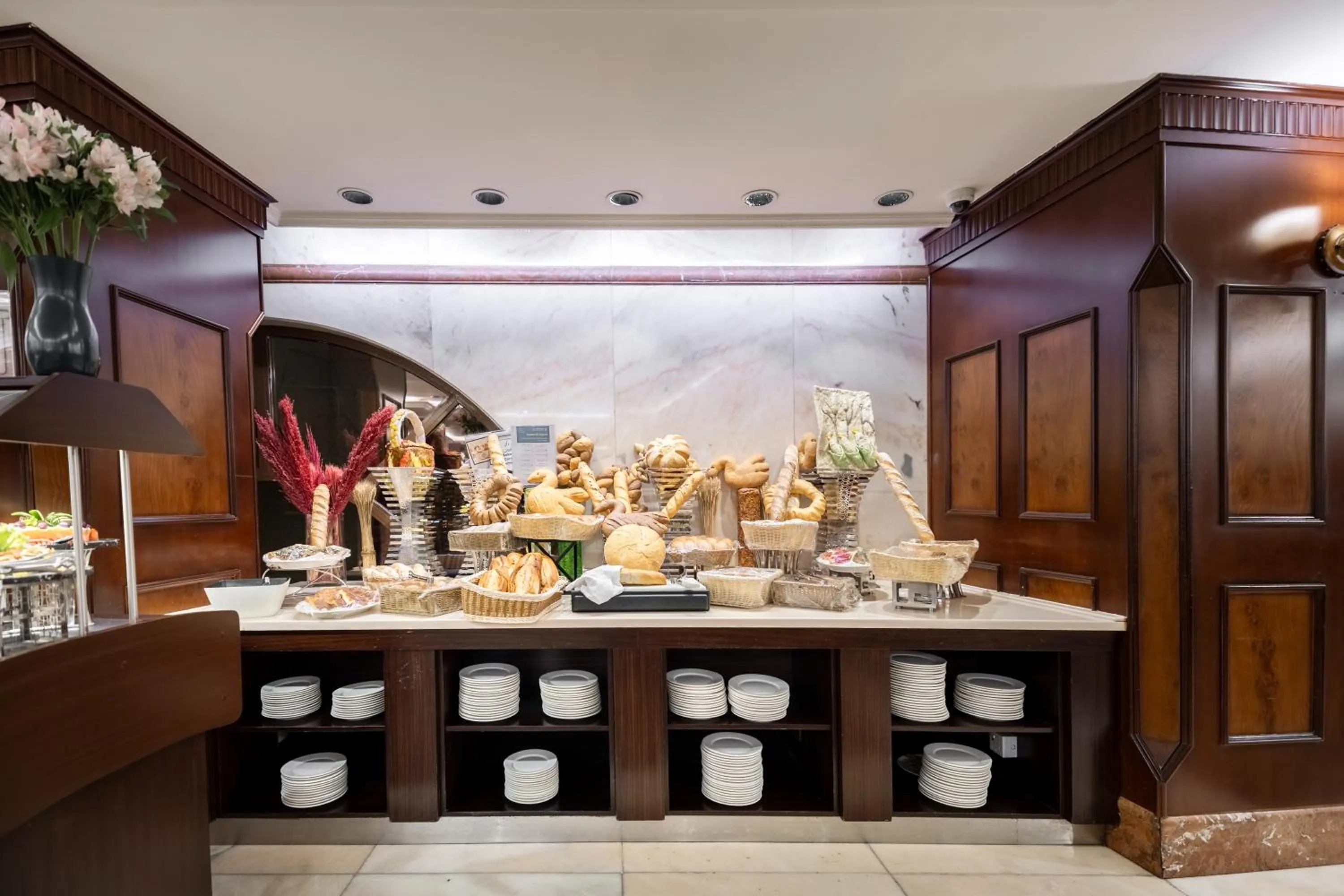 Restaurant/places to eat in Emaar Royal Hotel