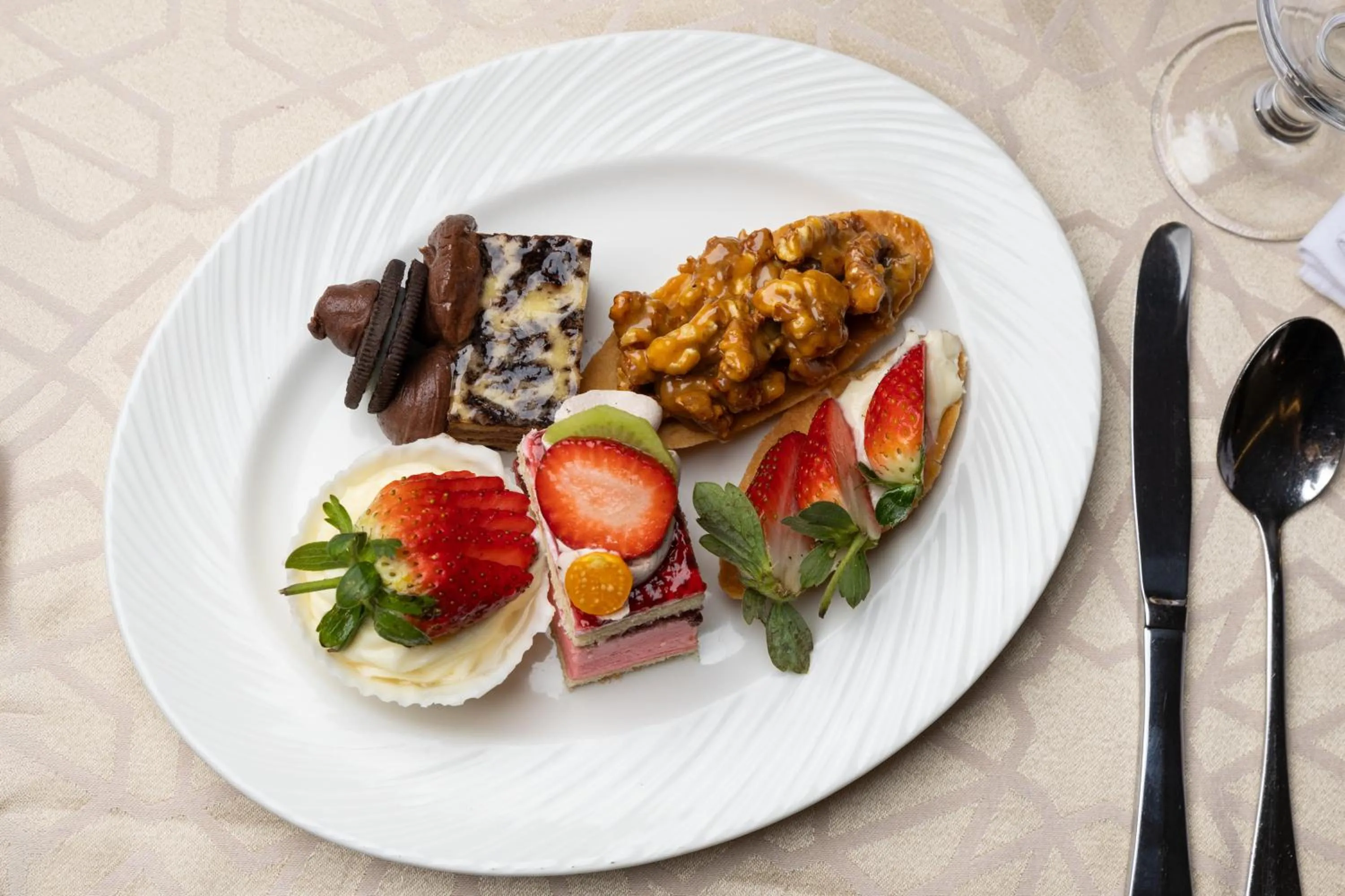 Restaurant/places to eat in Emaar Royal Hotel