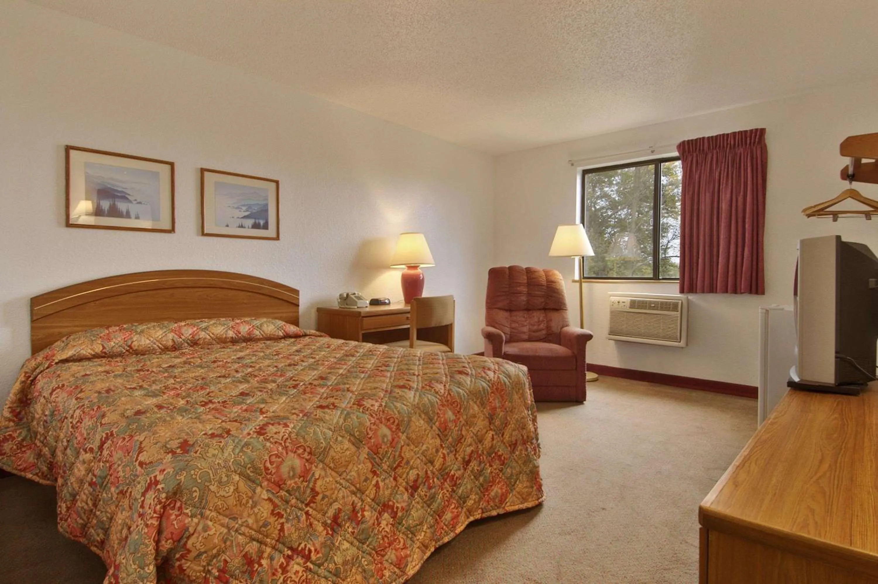 Photo of the whole room, Bed in Super 8 by Wyndham New Castle