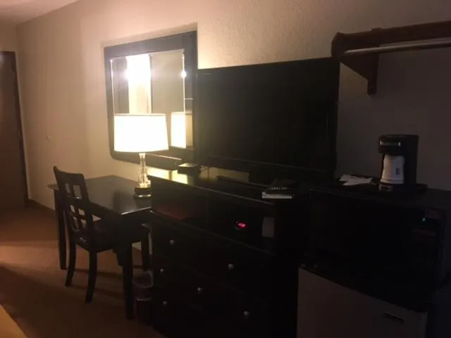 Photo of the whole room in Super 8 by Wyndham New Castle