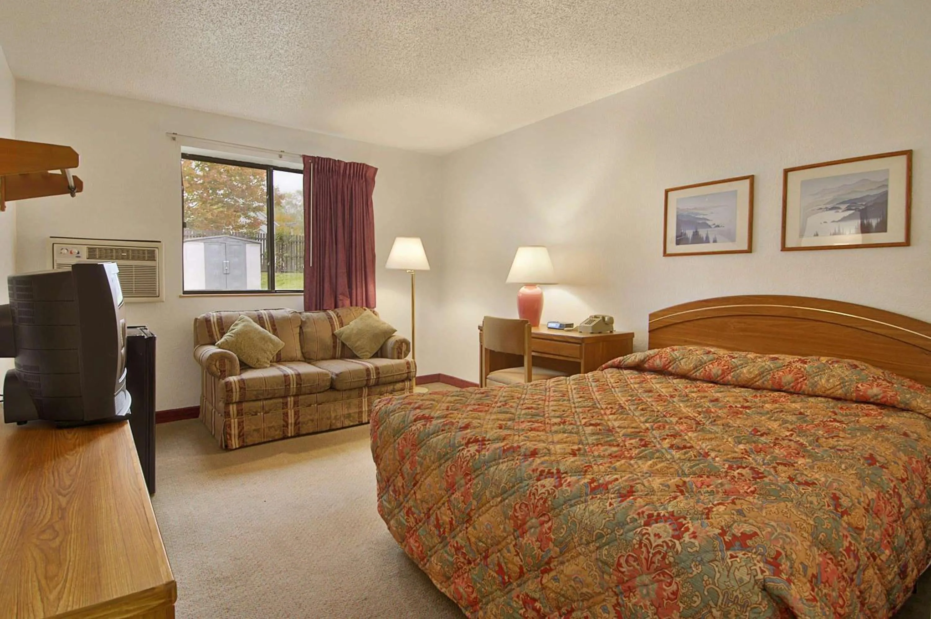 Photo of the whole room, Bed in Super 8 by Wyndham New Castle