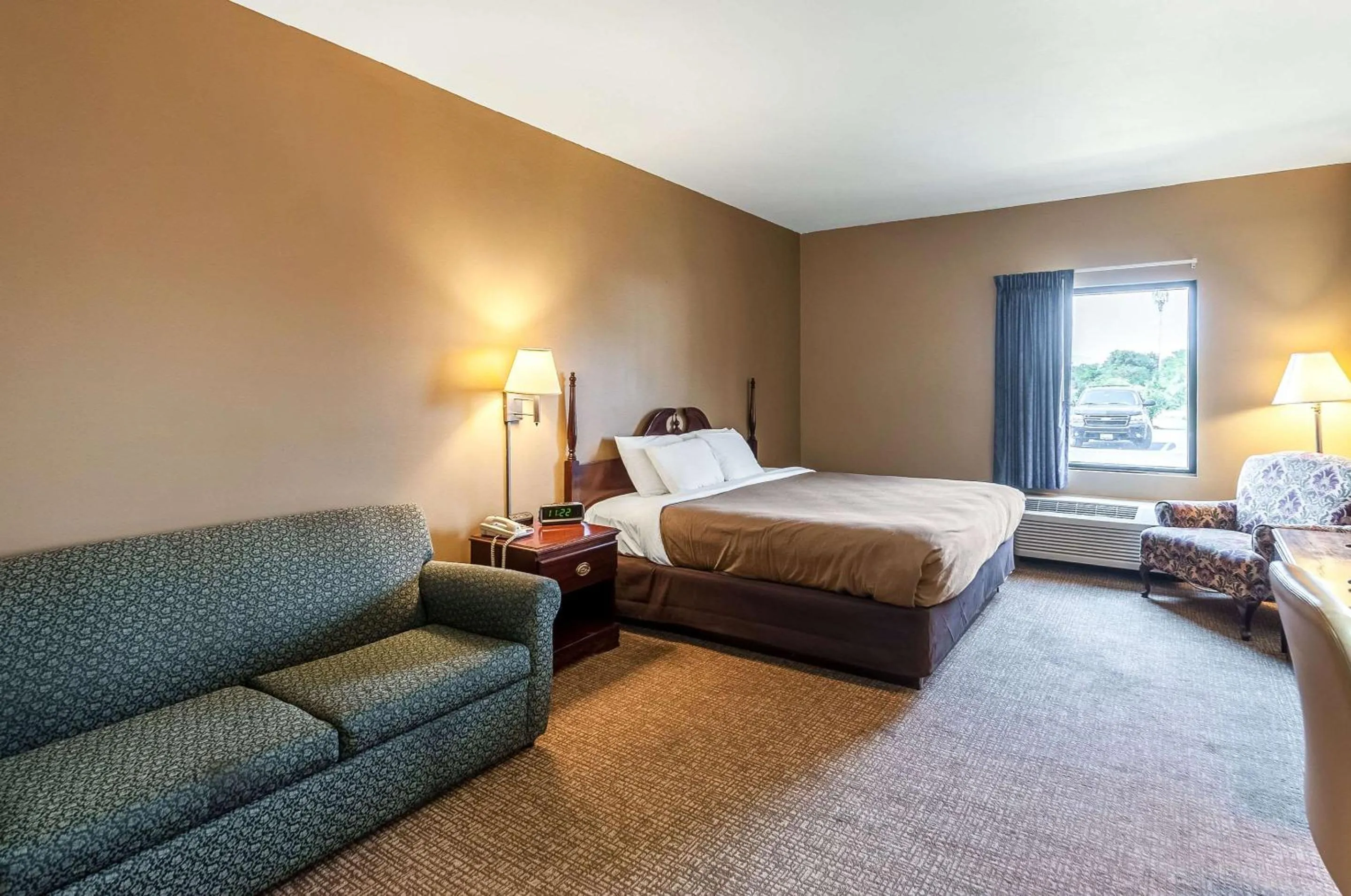 Photo of the whole room, Bed in Econo Lodge Inn & Suites Middletown - Winchester South