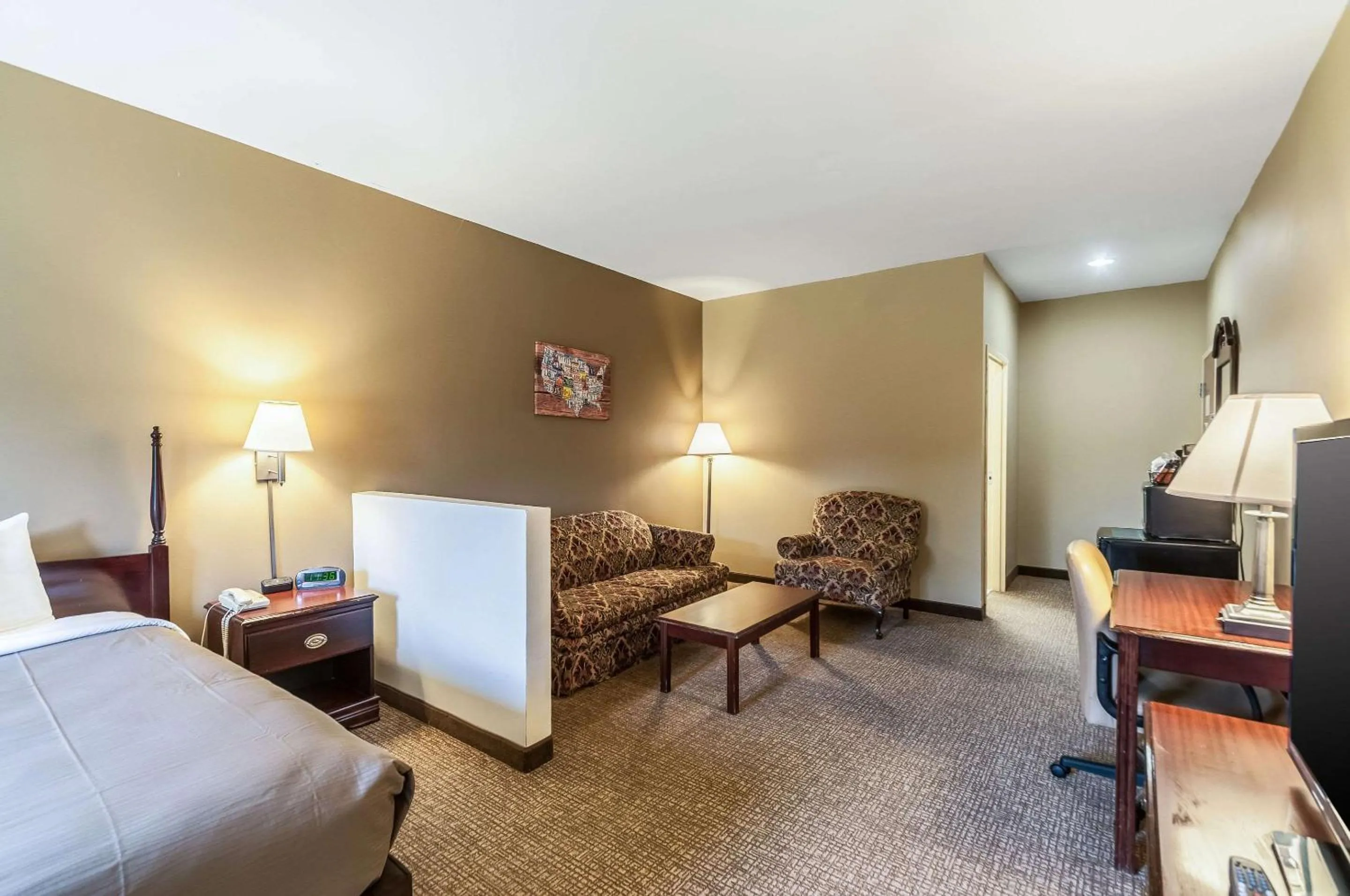 Bedroom, Bed in Econo Lodge Inn & Suites Middletown - Winchester South