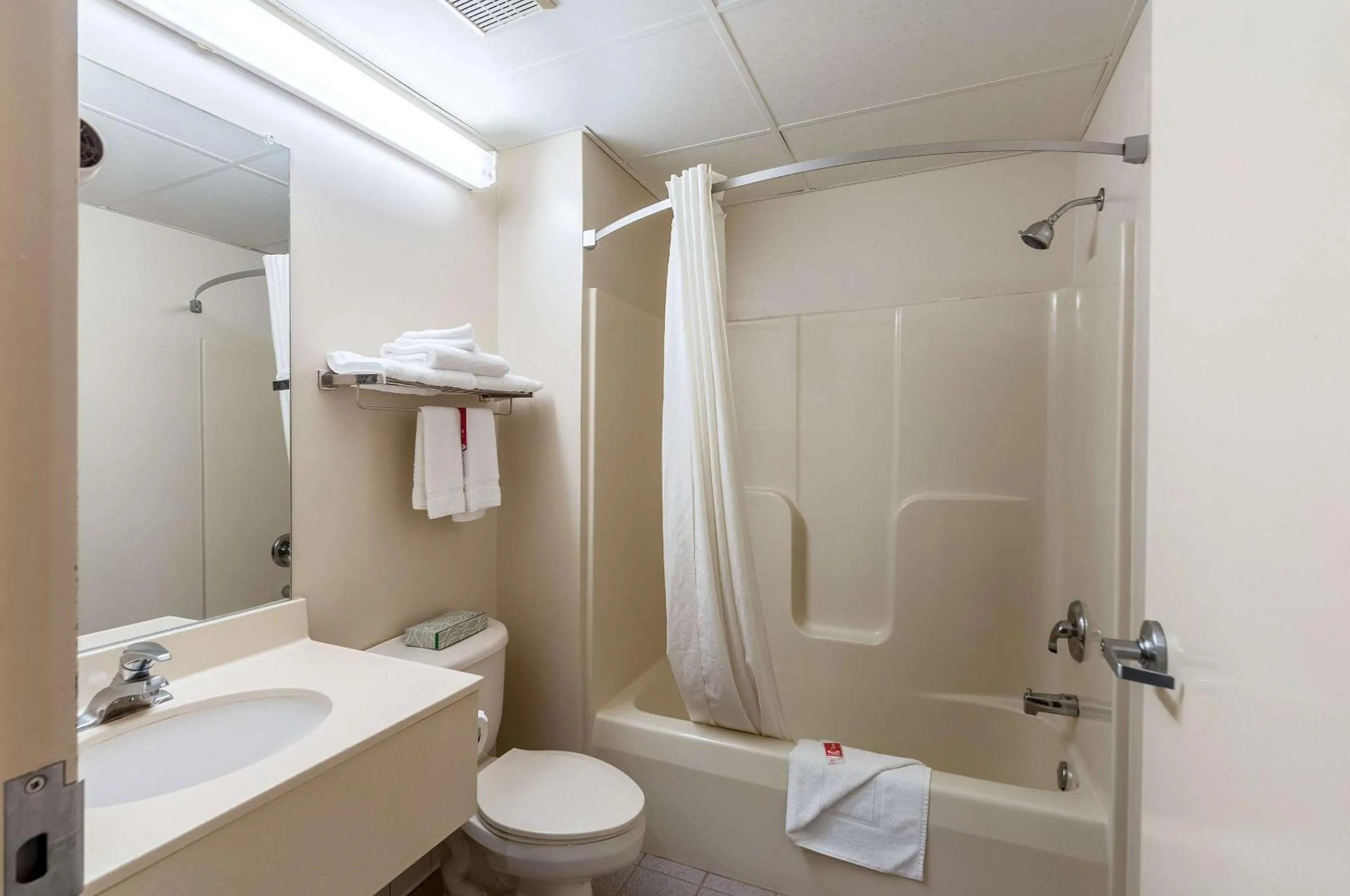 Bedroom in Econo Lodge Inn & Suites Middletown - Winchester South