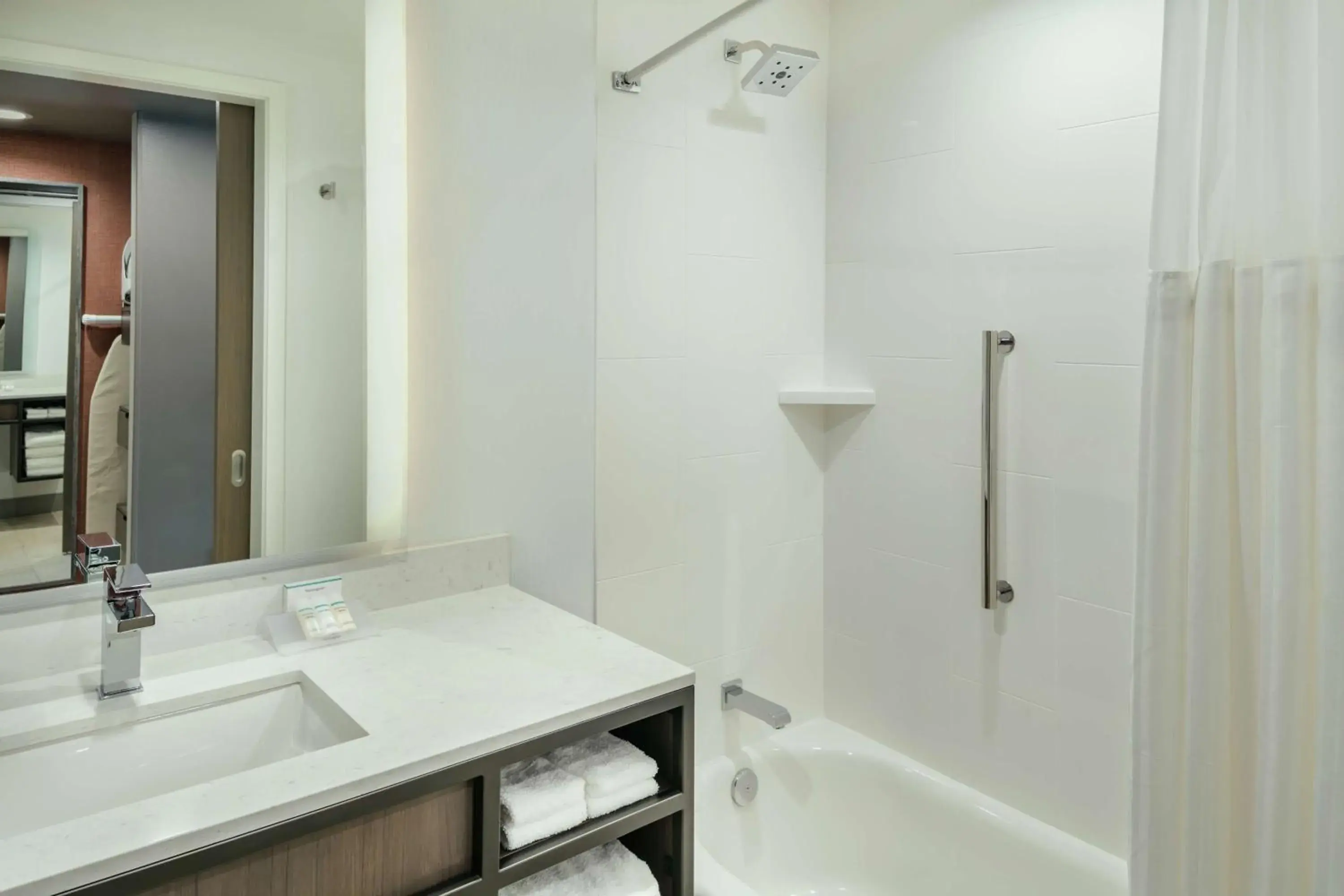 Queen Room with Two Queen Beds - Mobility and Hearing Access in Hilton Garden Inn Wenatchee, Wa Queen Room with Two Queen Beds - Mobility and Hearing Access in Hilton Garden Inn Wenatchee, Wa