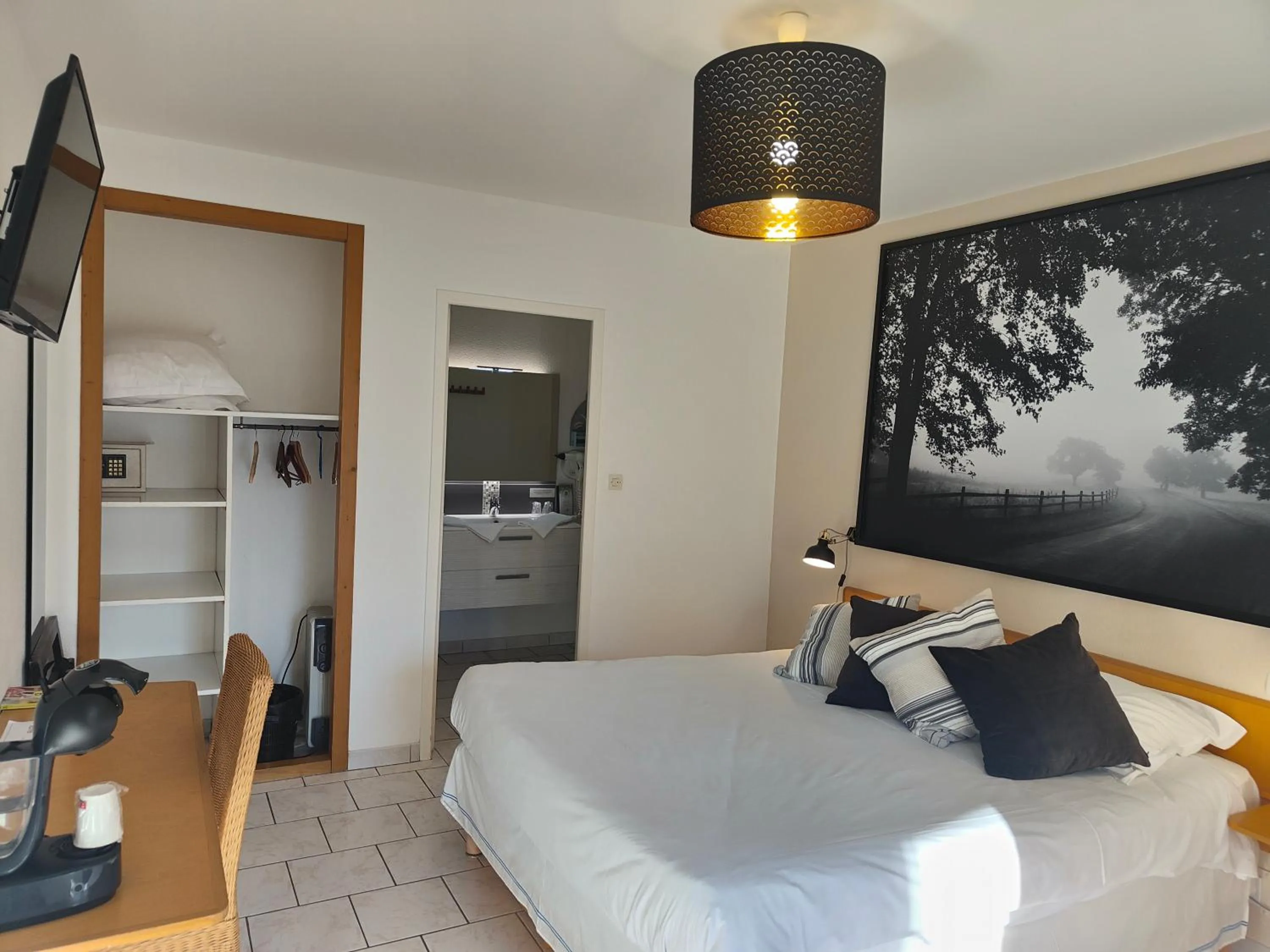 Bed in Logis Hôtel Restaurant LE VIEUX FUSIL