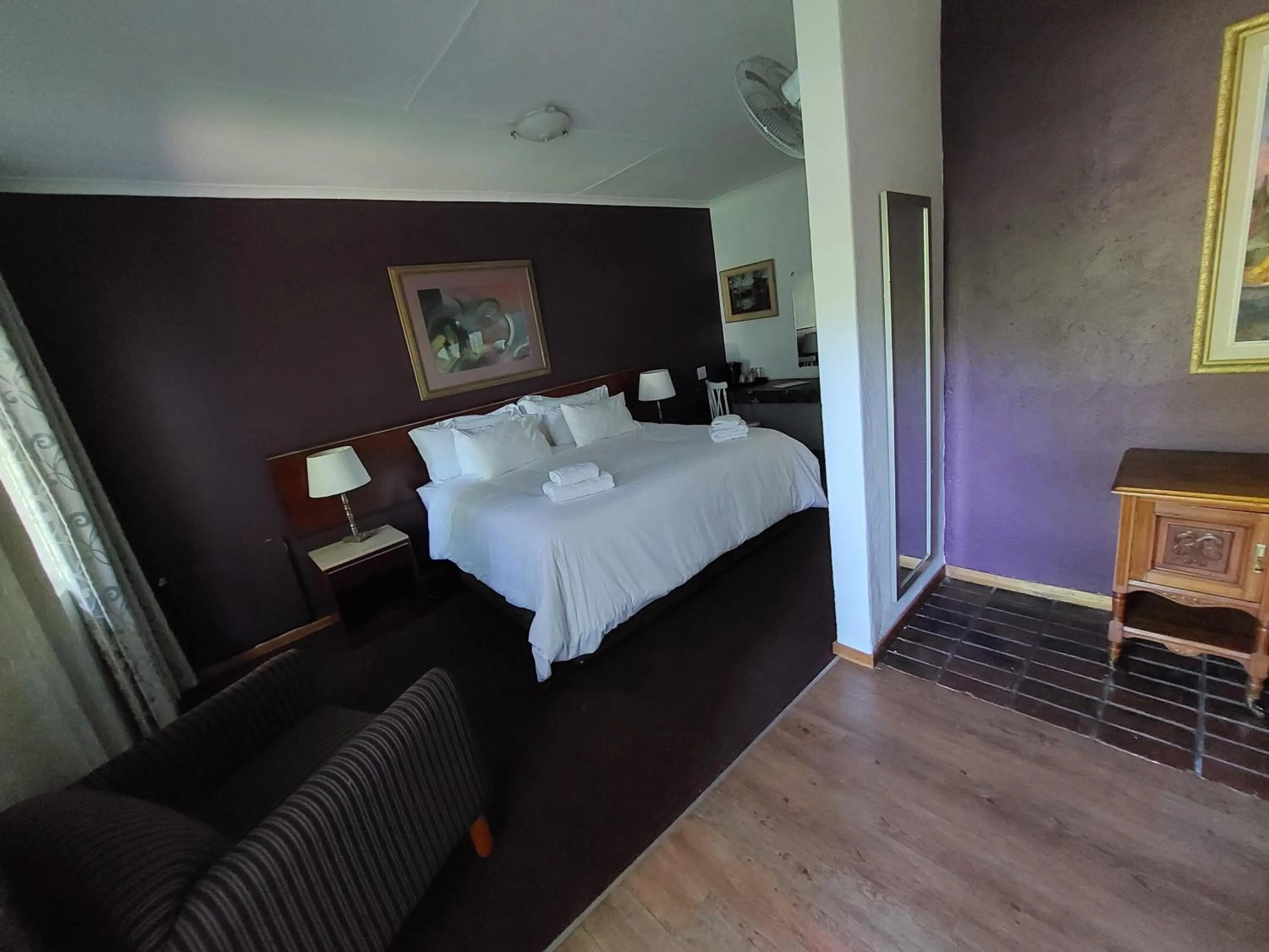 Restaurant/places to eat, Bed in Wayside Lodge