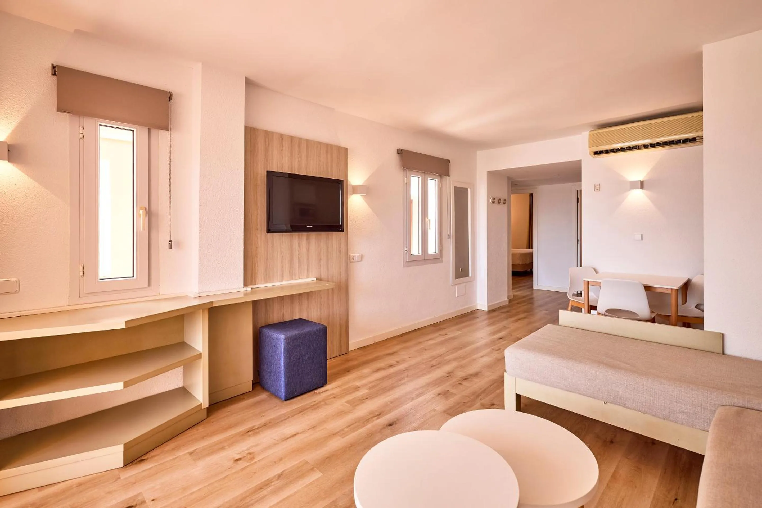 Photo of the whole room in Universal Aparthotel Don Camilo