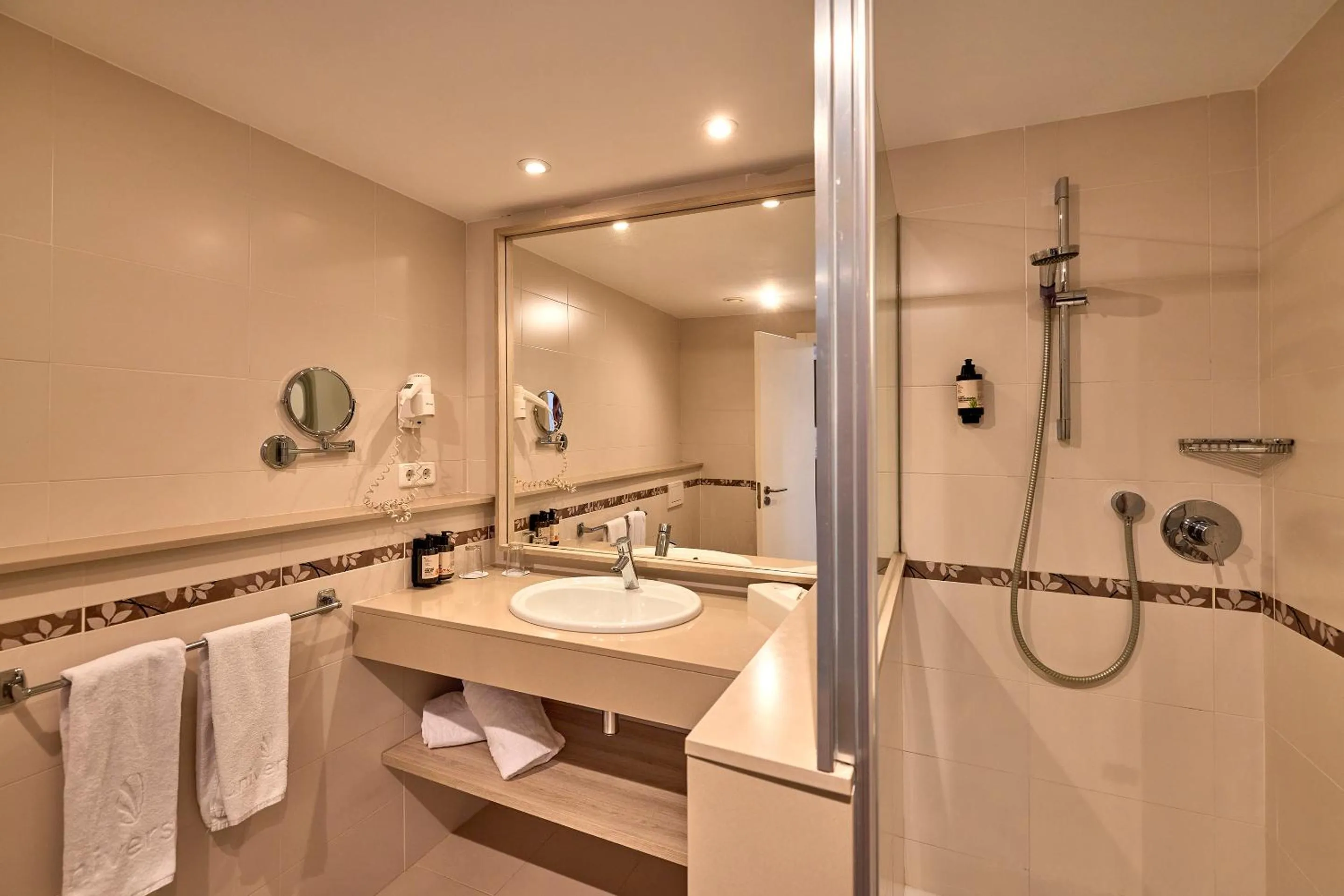 Bathroom in Universal Aparthotel Don Camilo