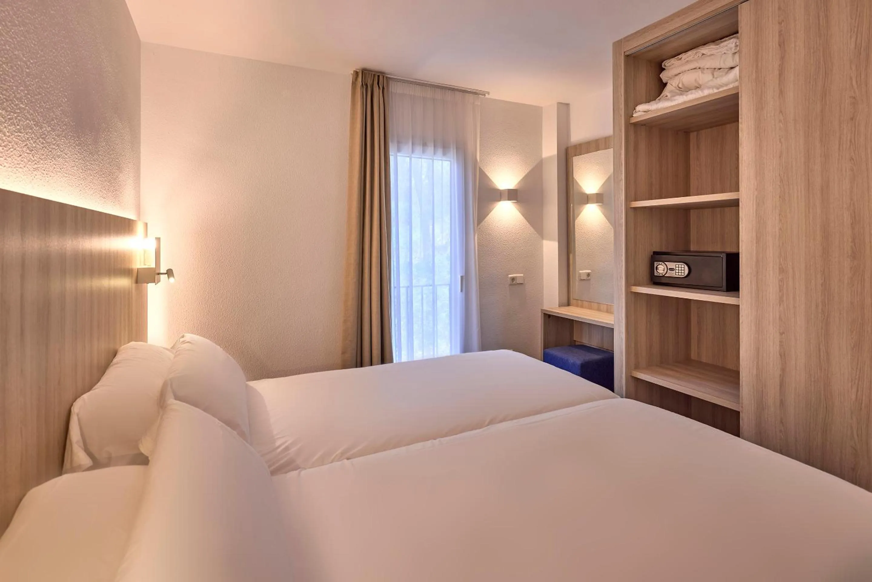 Bedroom, Bed in Universal Aparthotel Don Camilo