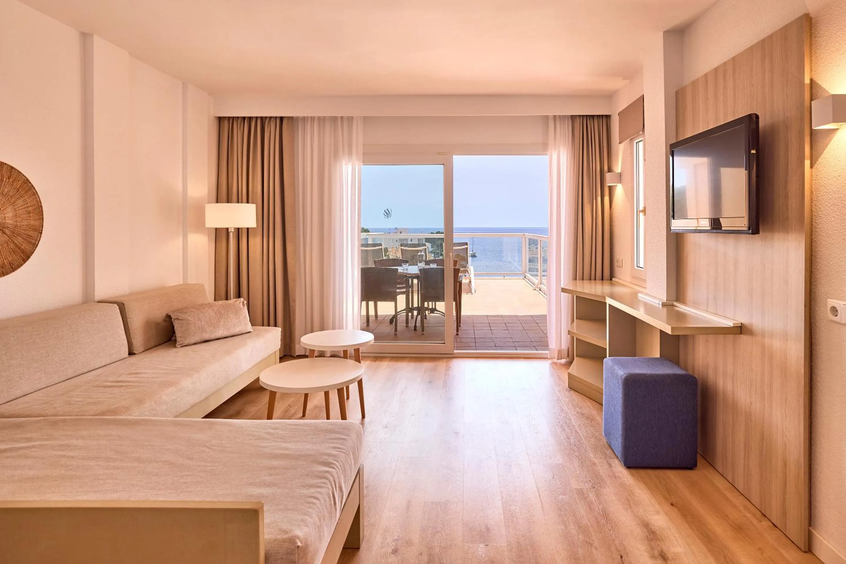 Photo of the whole room, Bed in Universal Aparthotel Don Camilo