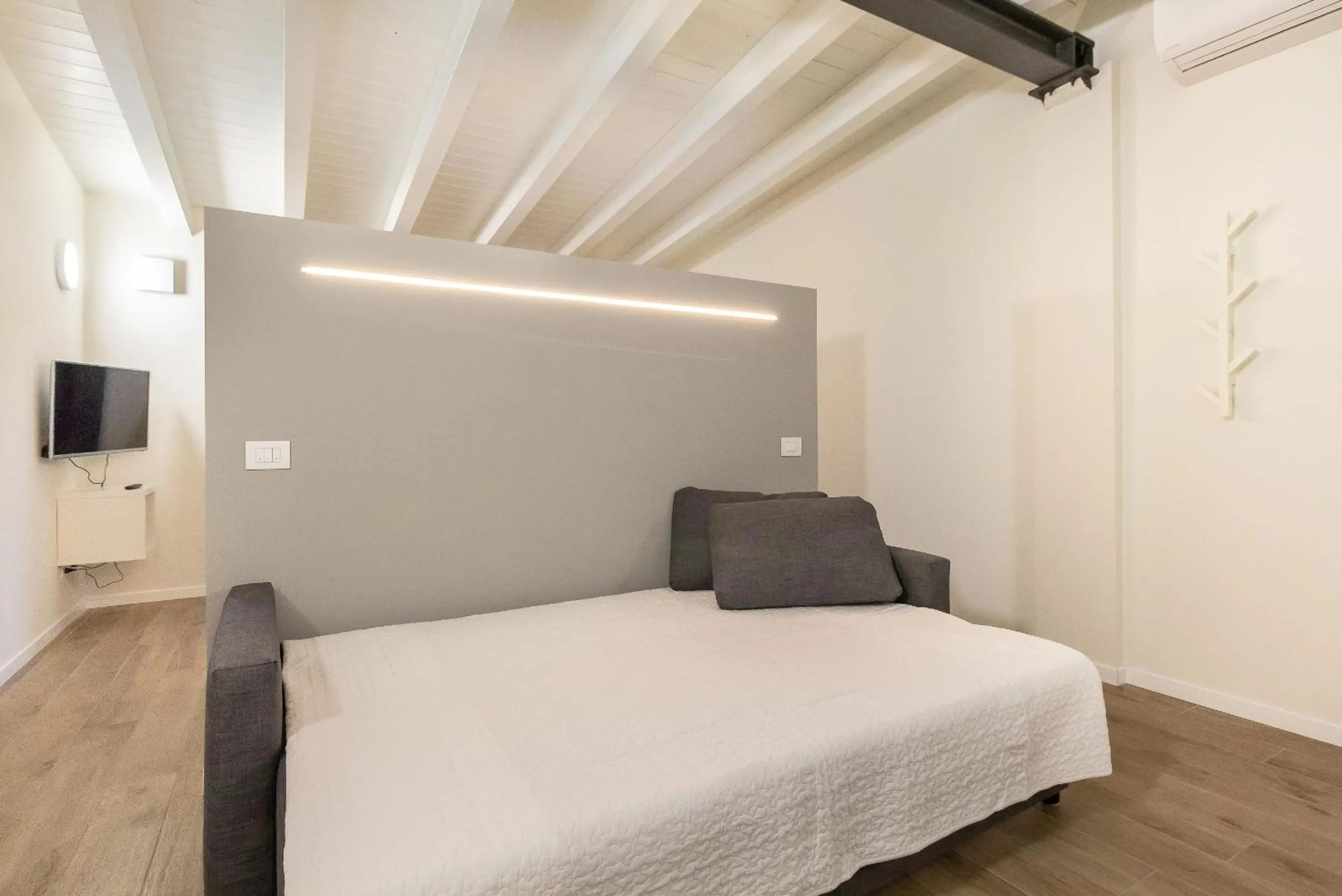 Bed in Alessia's Building- Affori FN